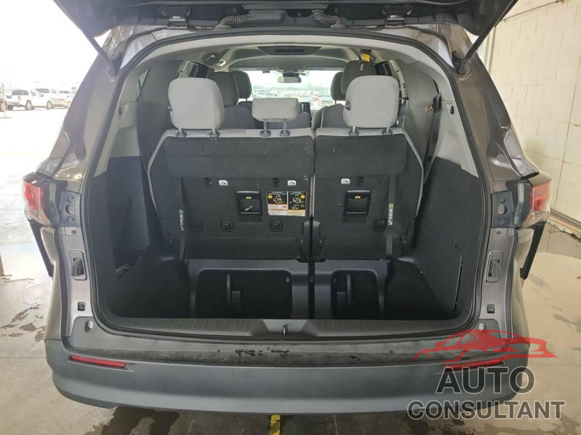 TOYOTA SIENNA 2022 - 5TDKSKFC9NS070357