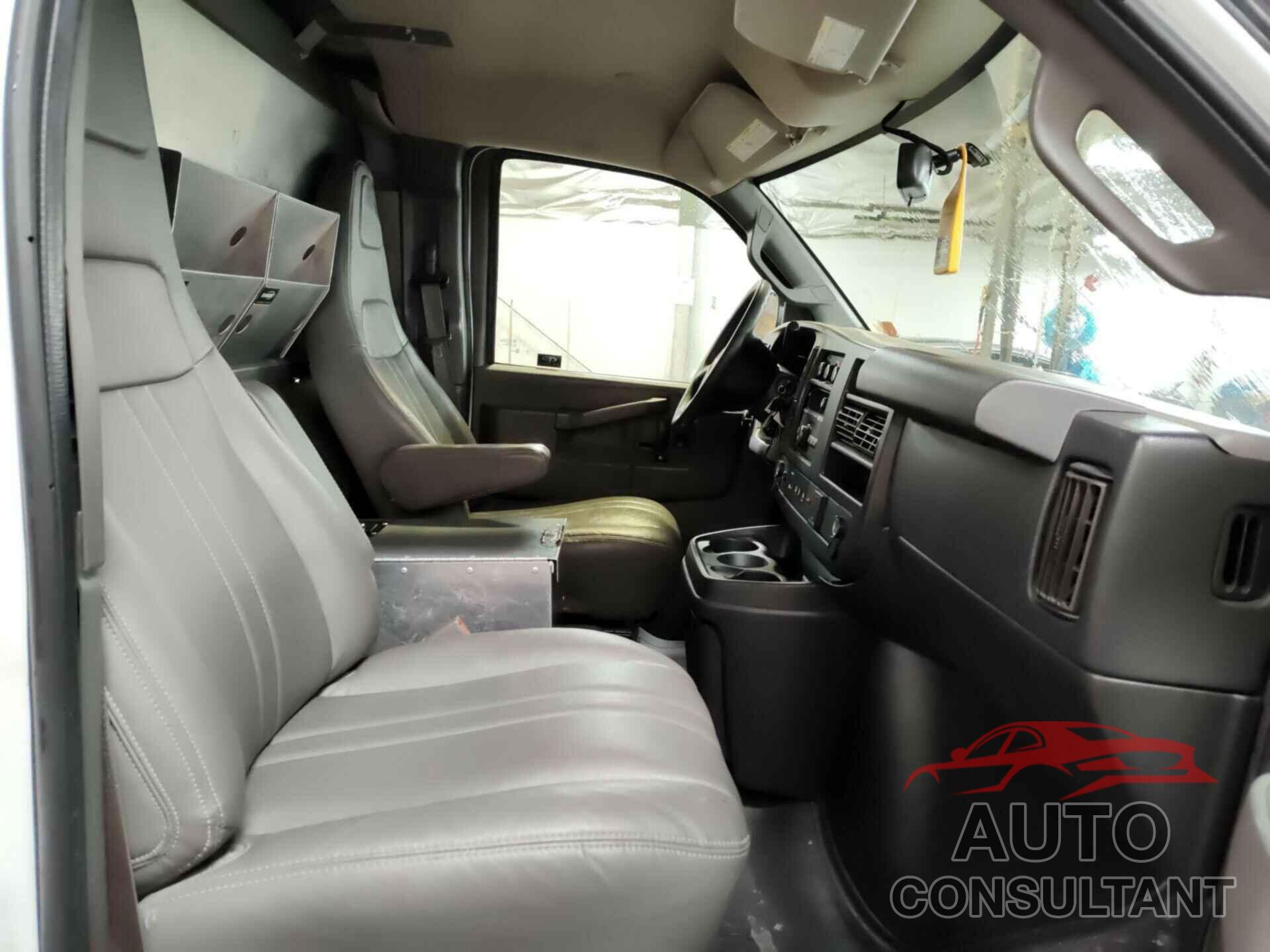 CHEVROLET EXPRESS 2500 2018 - 1GCWGAFP1J1199149