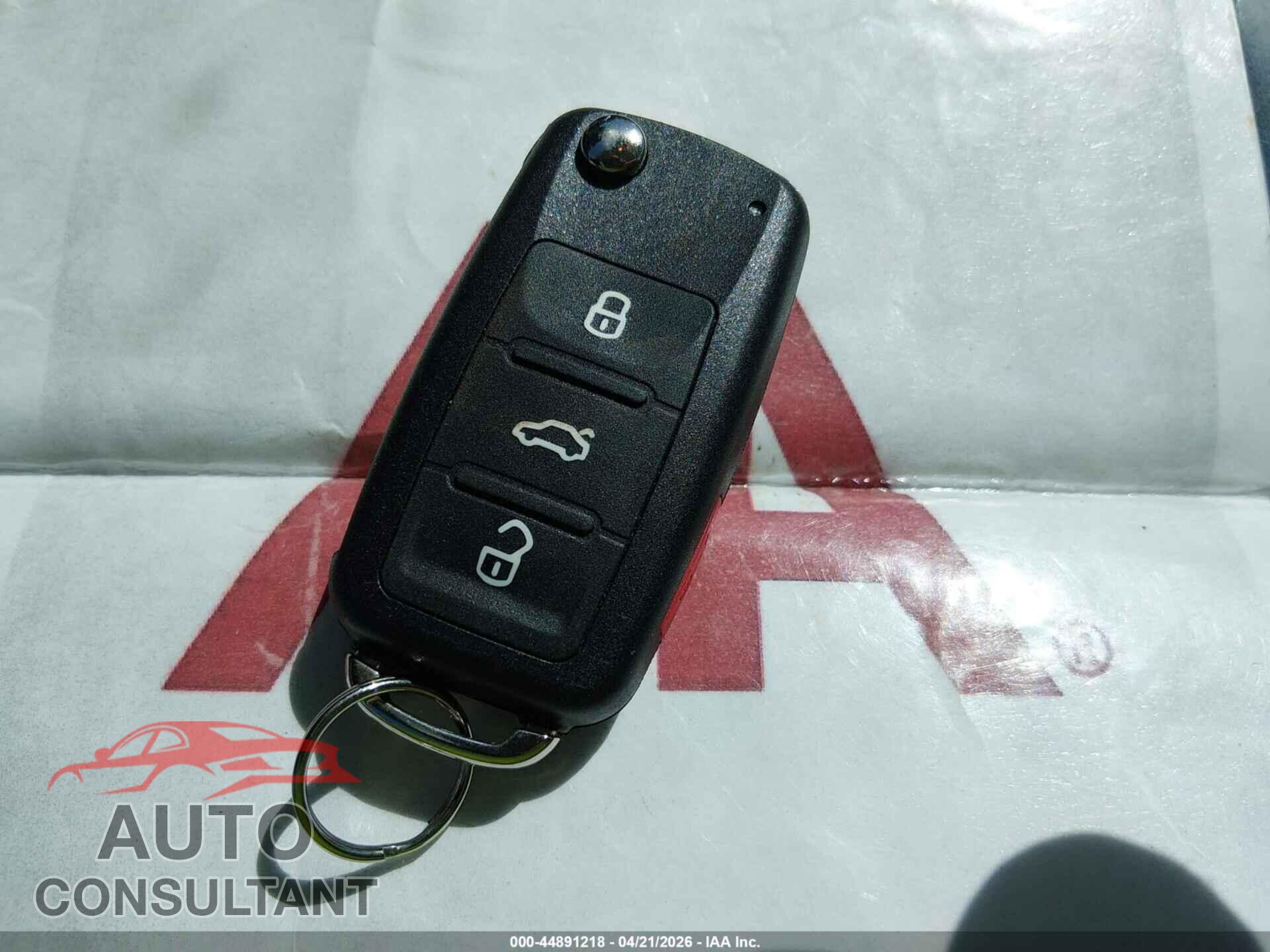 VOLKSWAGEN PASSAT 2015 - 1VWAT7A30FC068686