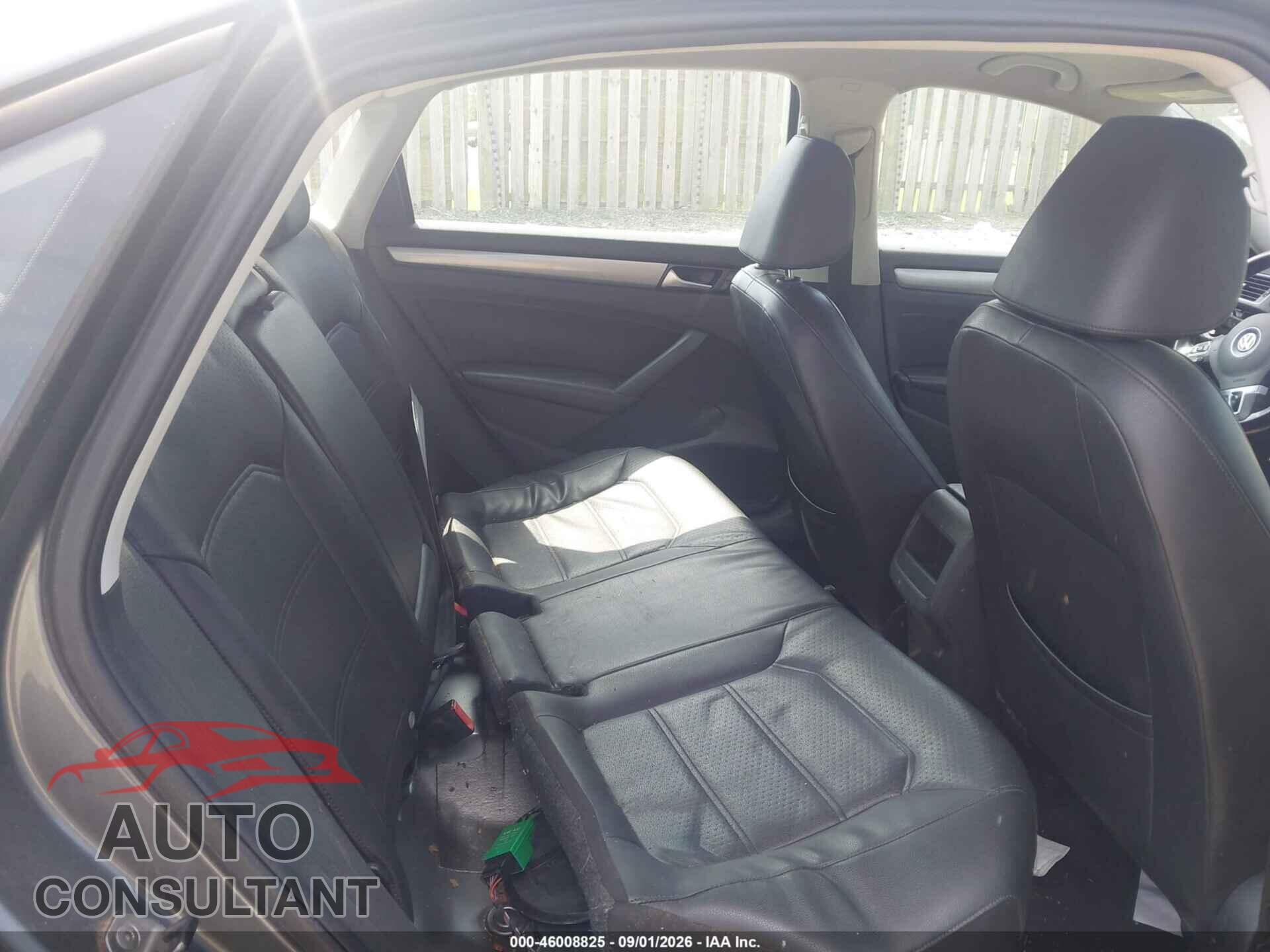 VOLKSWAGEN PASSAT 2015 - 1VWAT7A38FC010874
