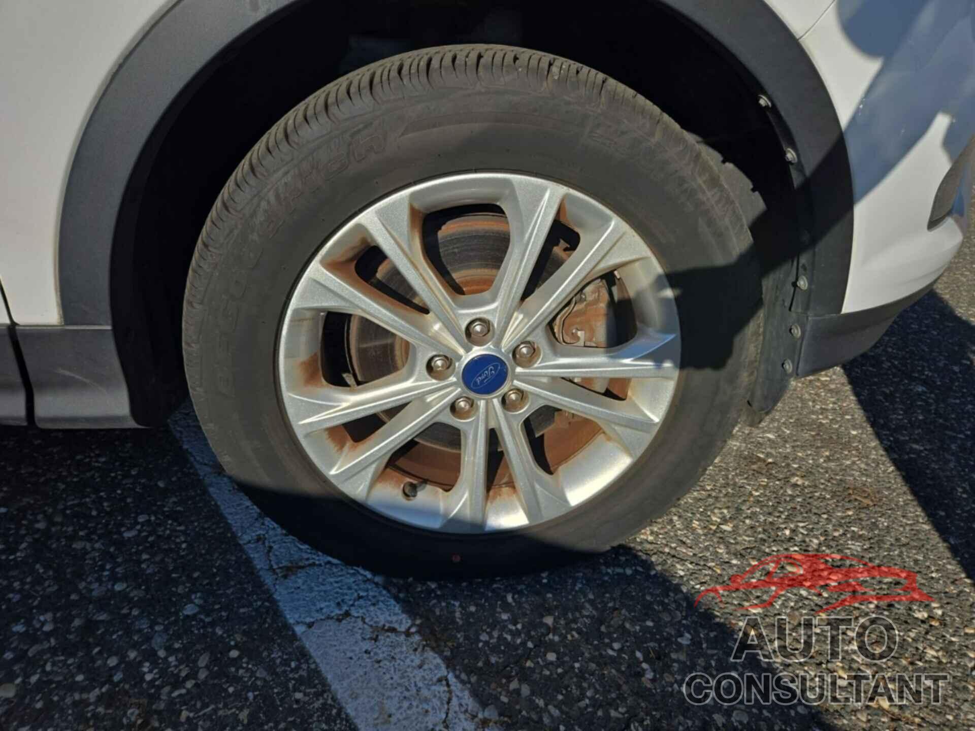 FORD ESCAPE 2017 - 1FMCU9GD4HUD78546