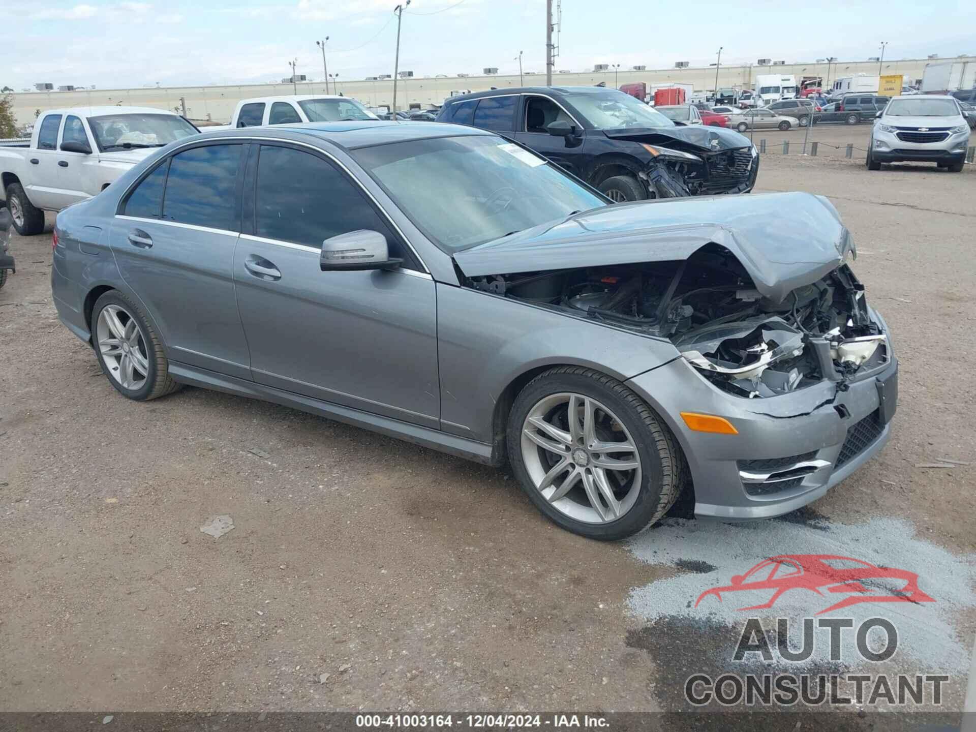 MERCEDES-BENZ C 300 2013 - WDDGF8AB5DG105860
