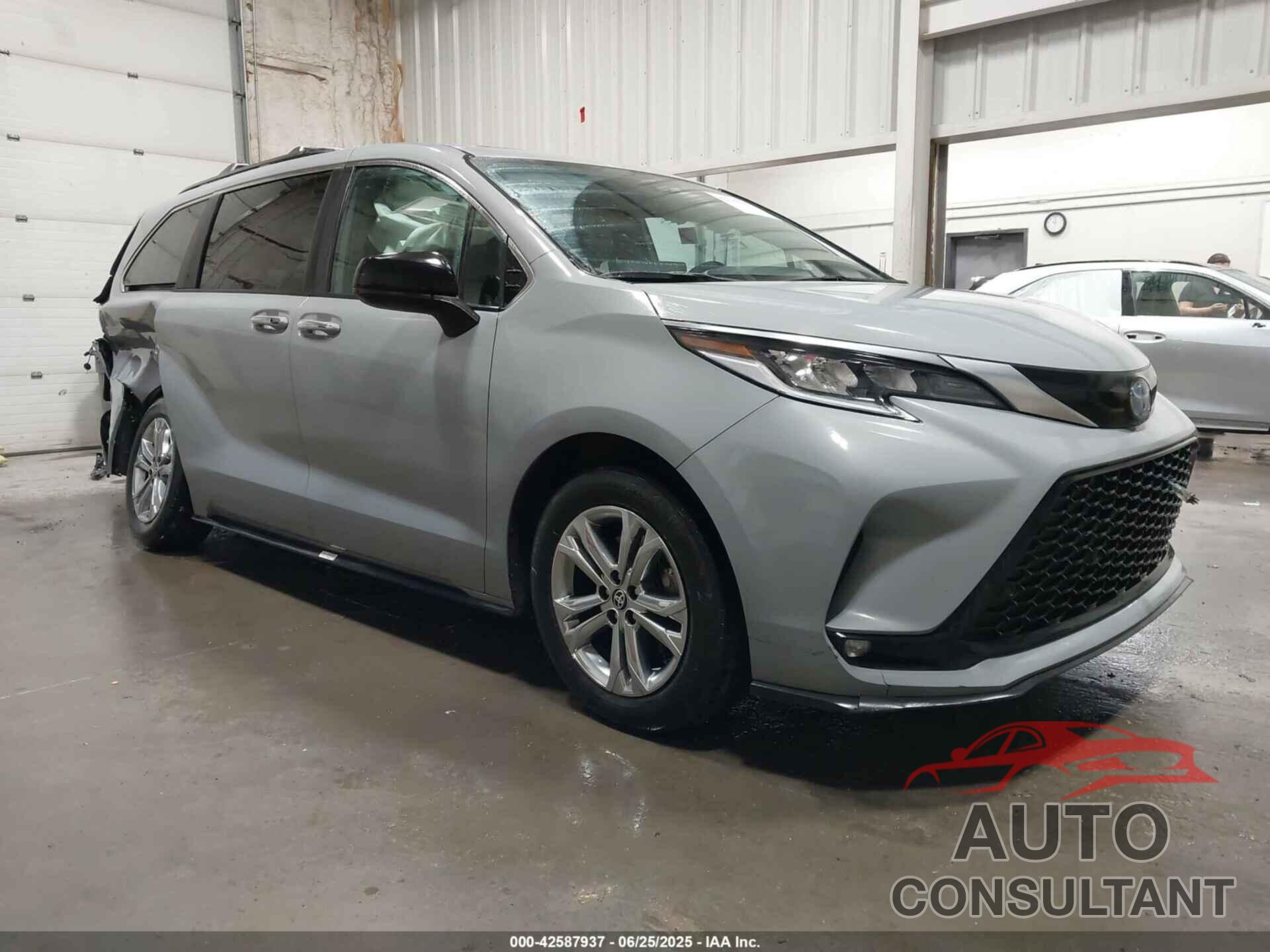 TOYOTA SIENNA 2023 - 5TDXSKFC6PS078280
