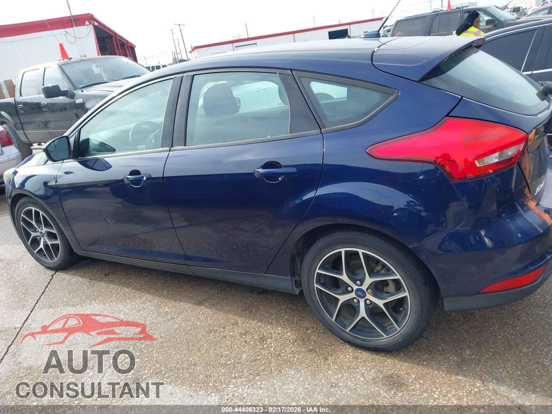 FORD FOCUS 2017 - 1FADP3M22HL324352