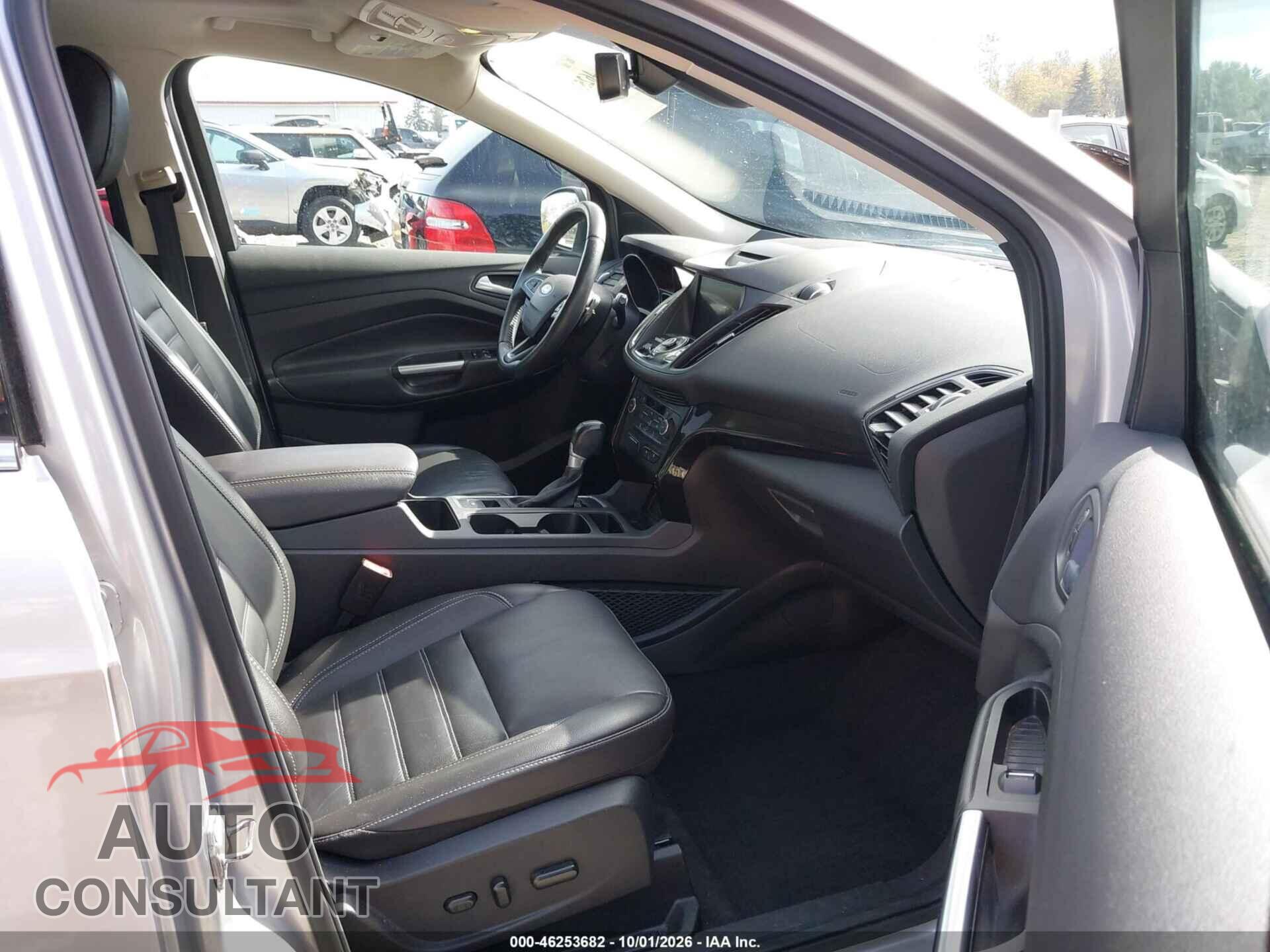 FORD ESCAPE 2017 - 1FMCU9J95HUD87423
