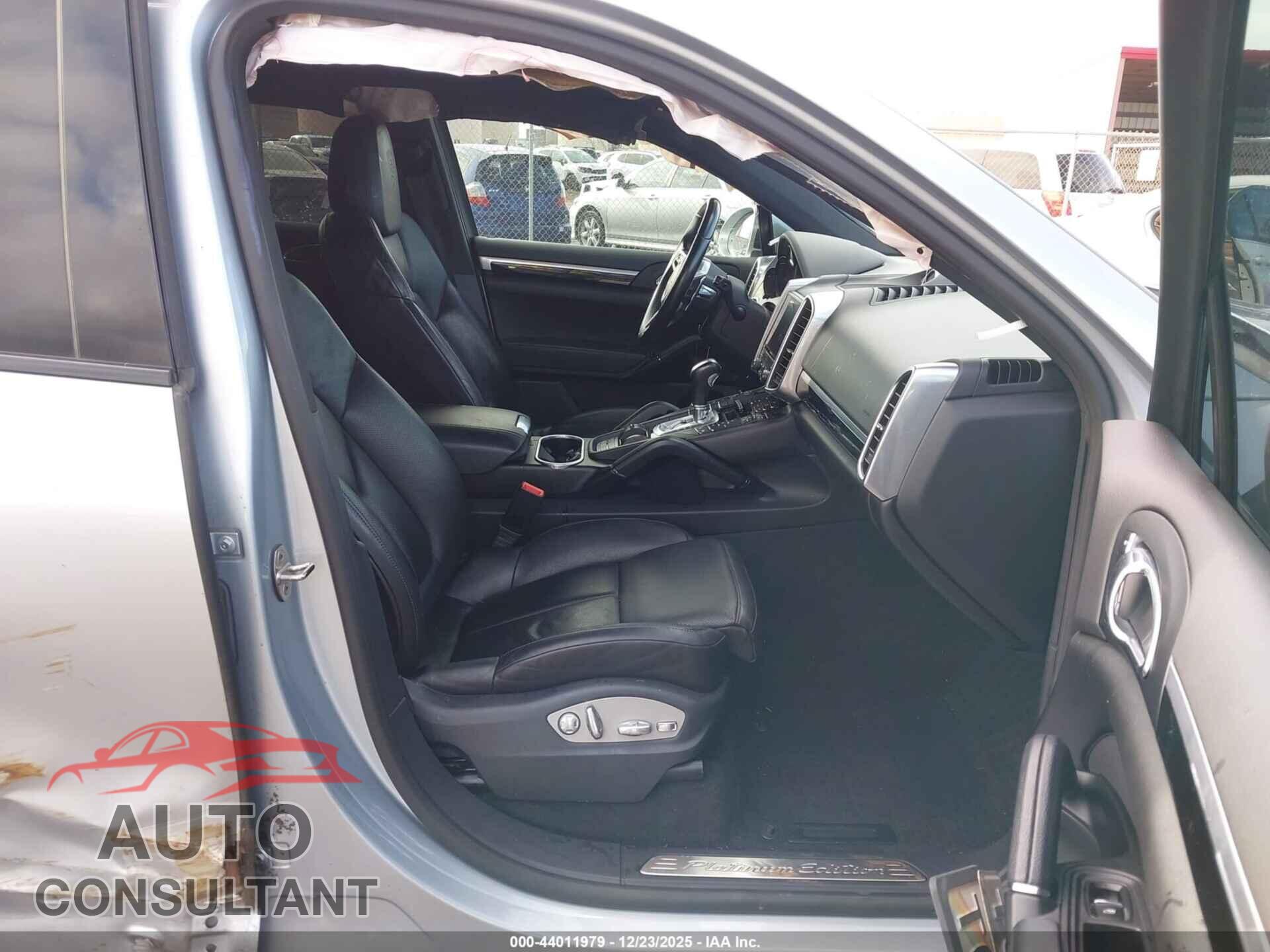 PORSCHE CAYENNE 2017 - WP1AA2A28HKA84614