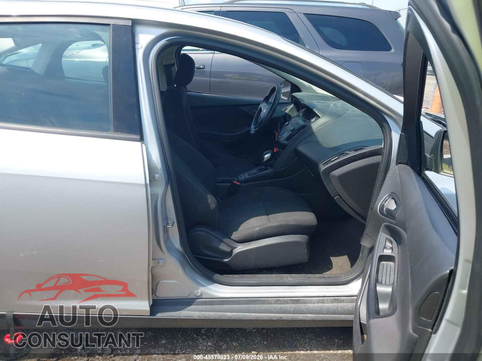 FORD FOCUS 2018 - 1FADP3E28JL310217