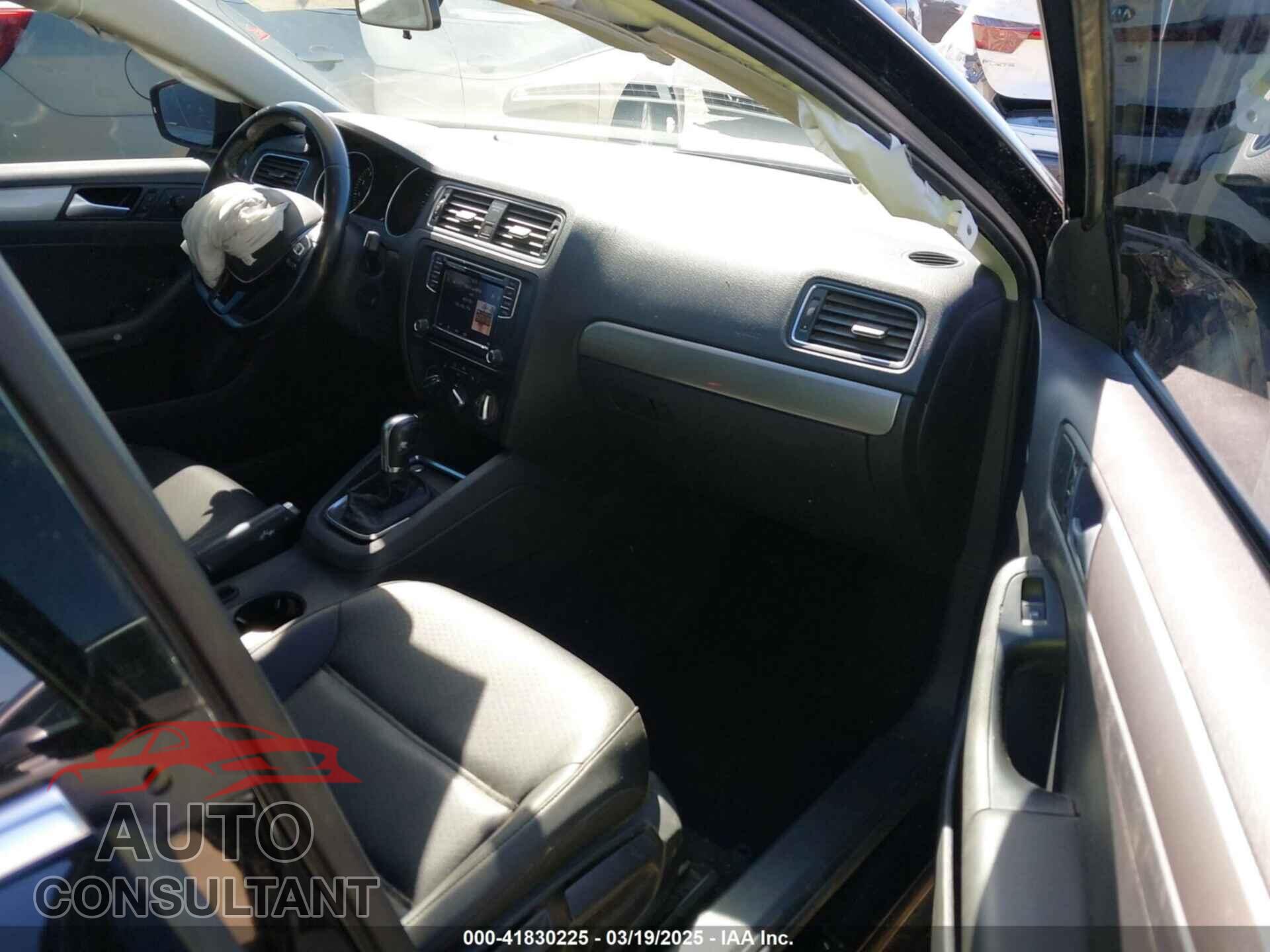VOLKSWAGEN JETTA 2018 - 3VWDB7AJ0JM206796