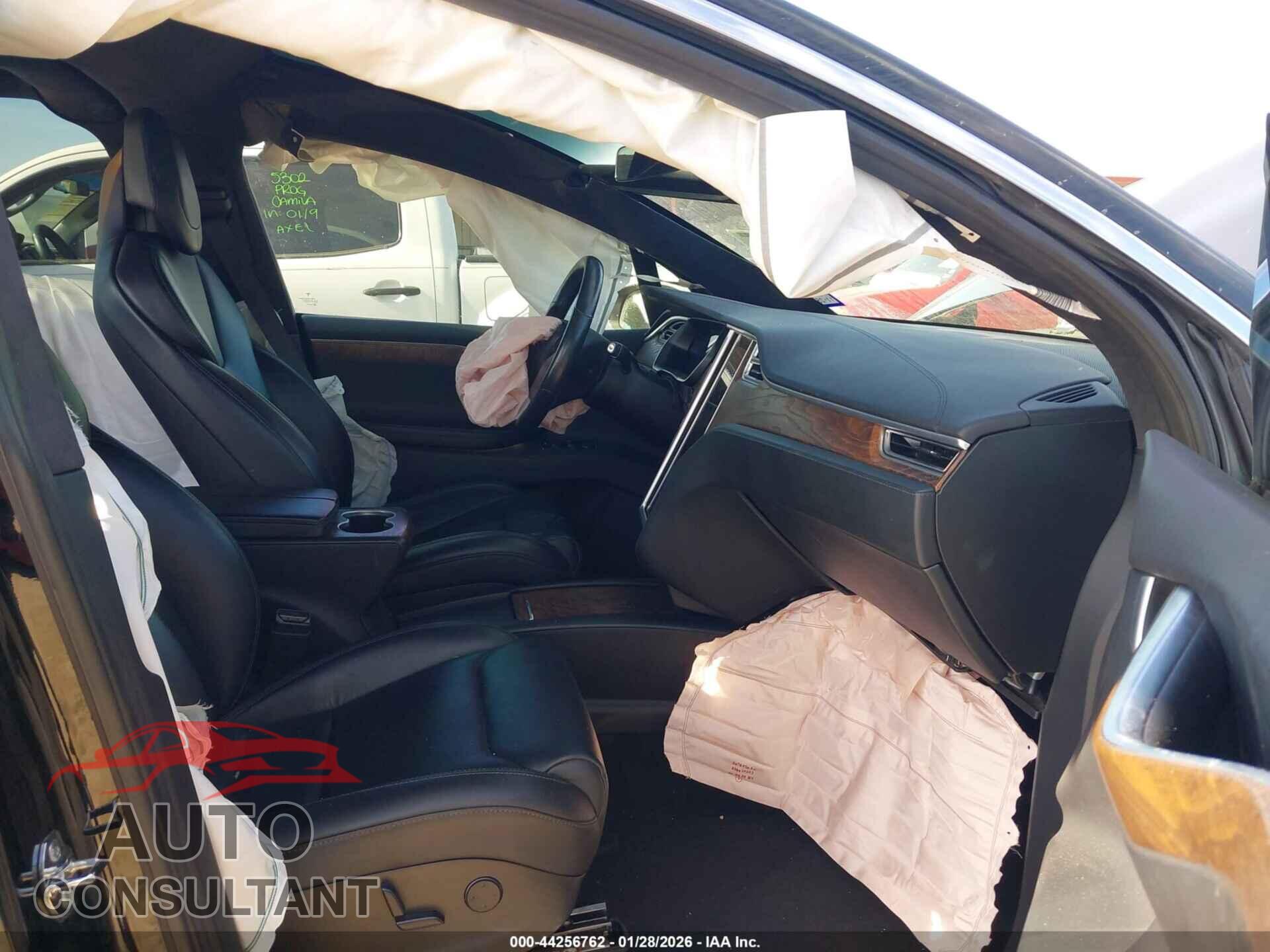 TESLA MODEL X 2018 - 5YJXCAE44JF081112