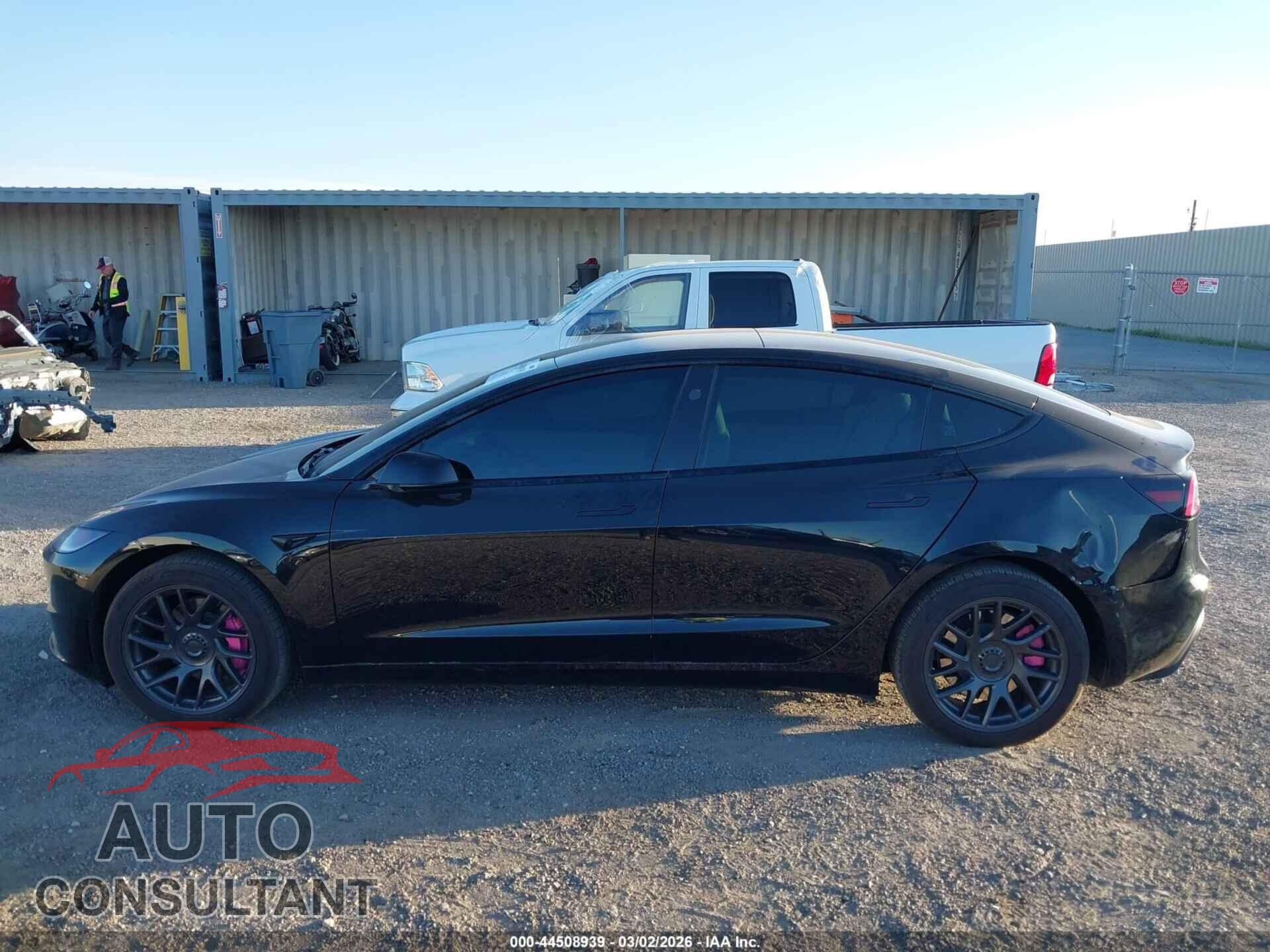 TESLA MODEL 3 2025 - 5YJ3E1EA5SF040942