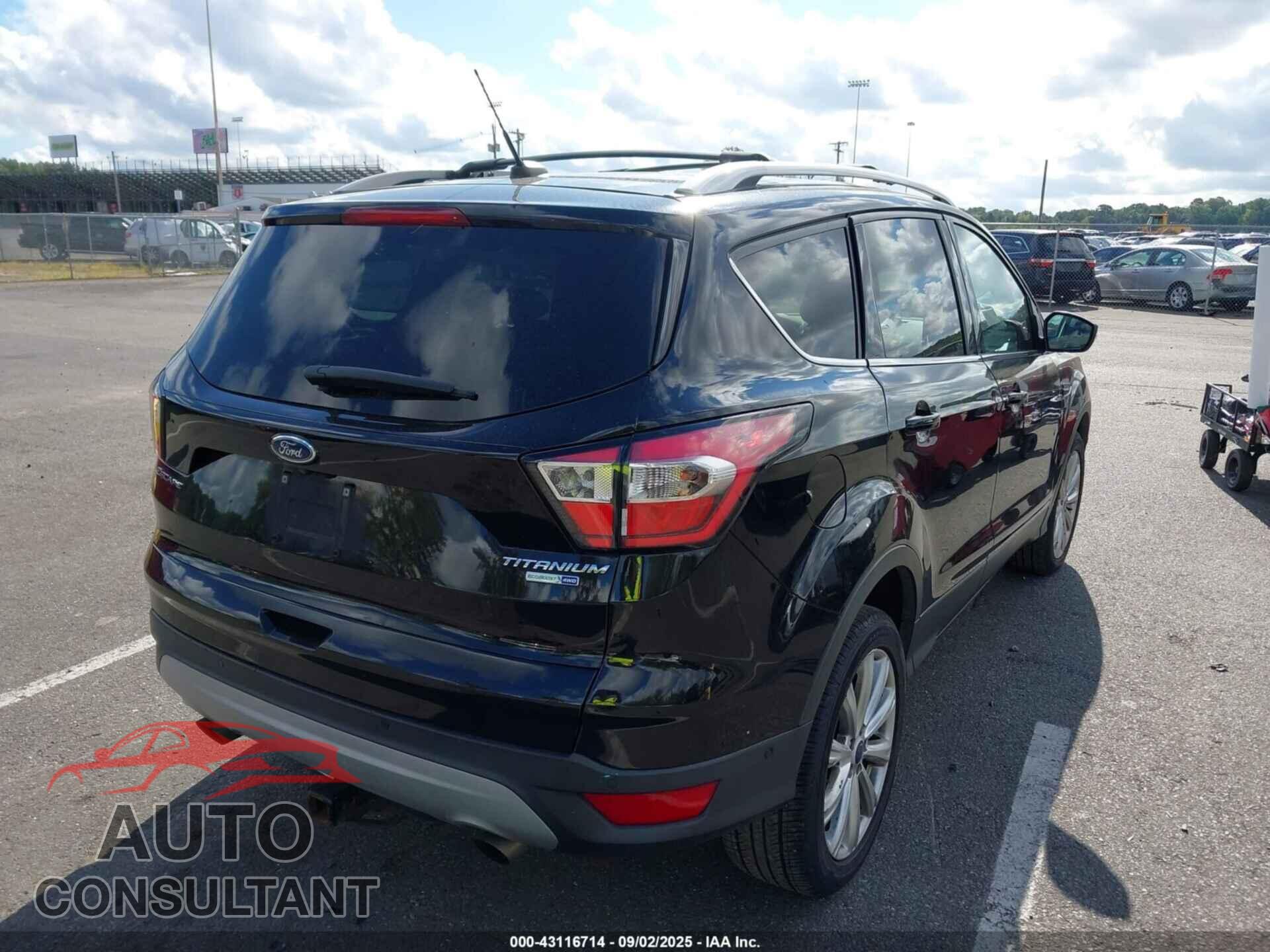 FORD ESCAPE 2017 - 1FMCU9J90HUD02438