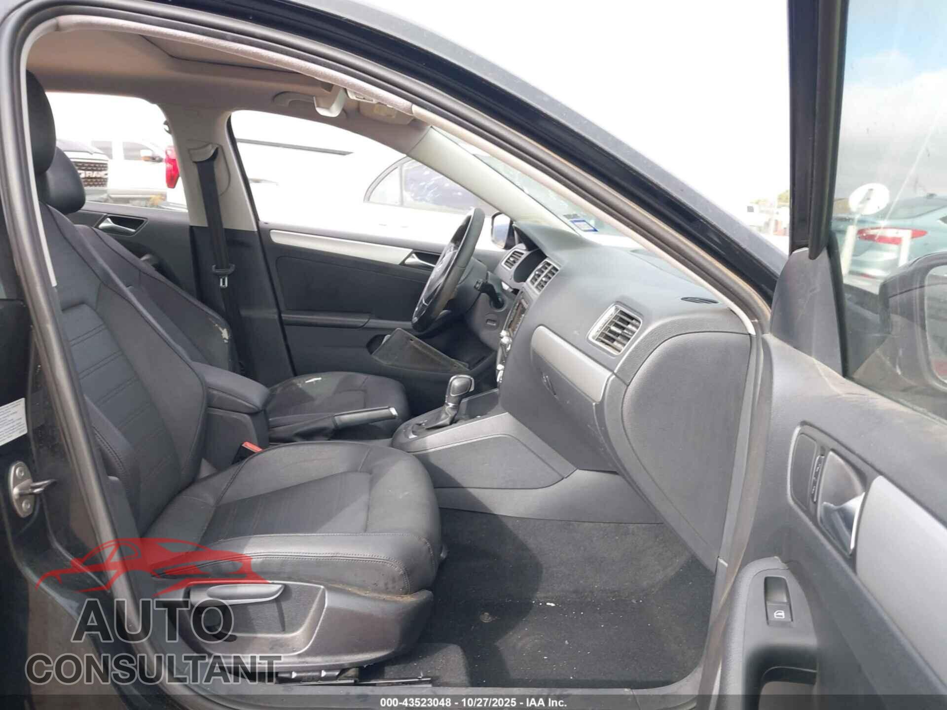 VOLKSWAGEN JETTA 2011 - 3VWLX7AJ3BM307538