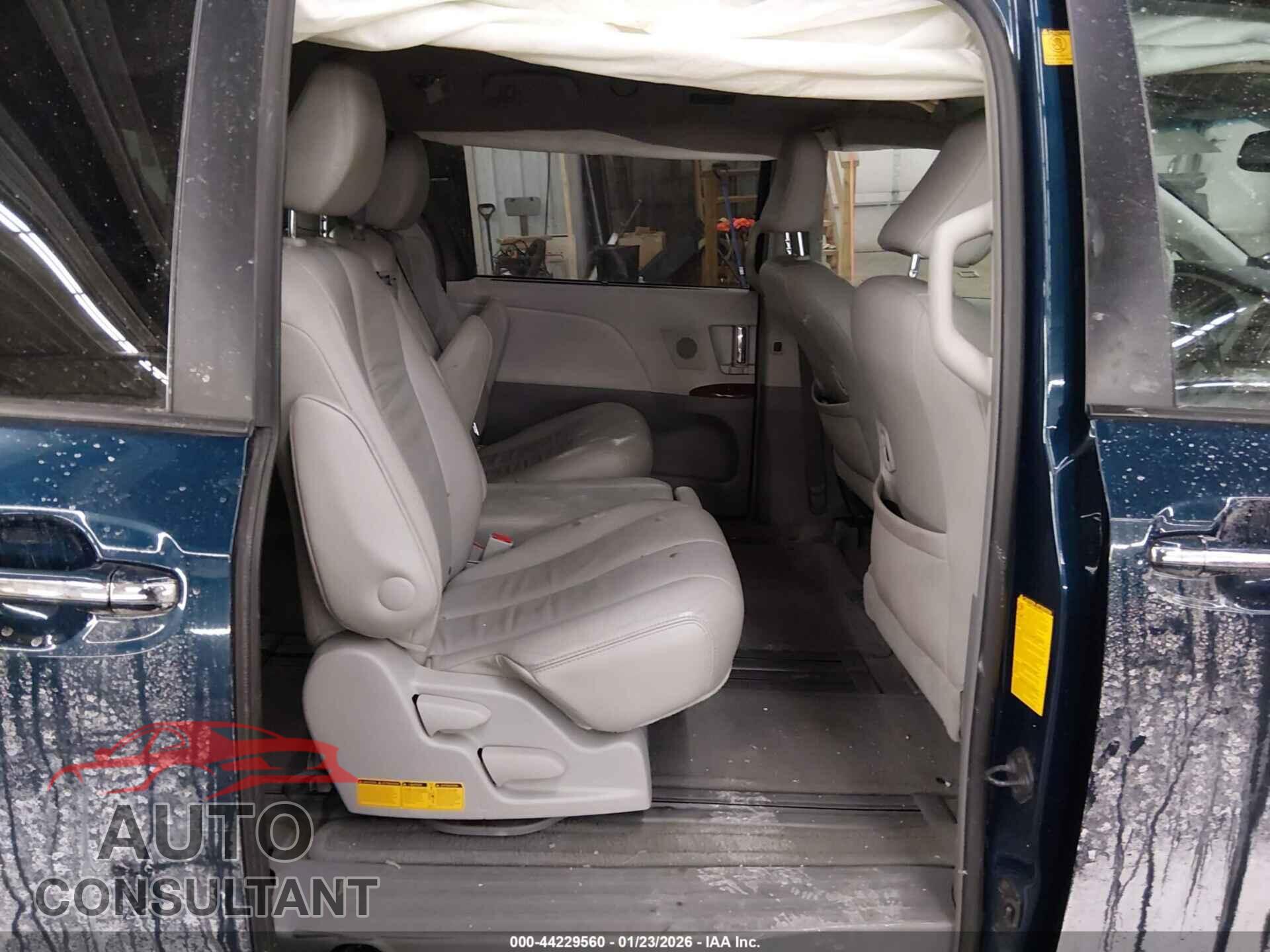 TOYOTA SIENNA 2011 - 5TDYK3DC1BS175960