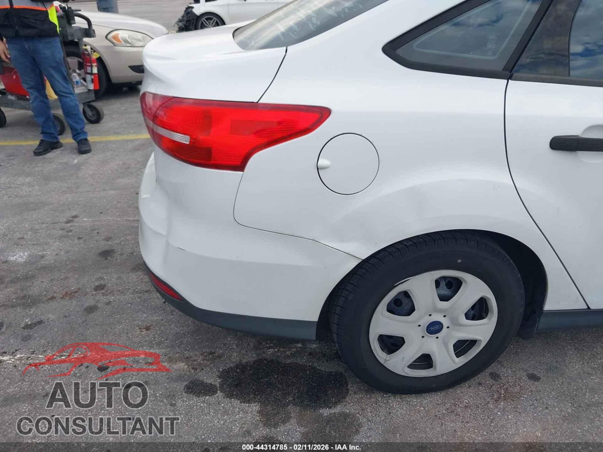 FORD FOCUS 2015 - 1FADP3E21FL362568