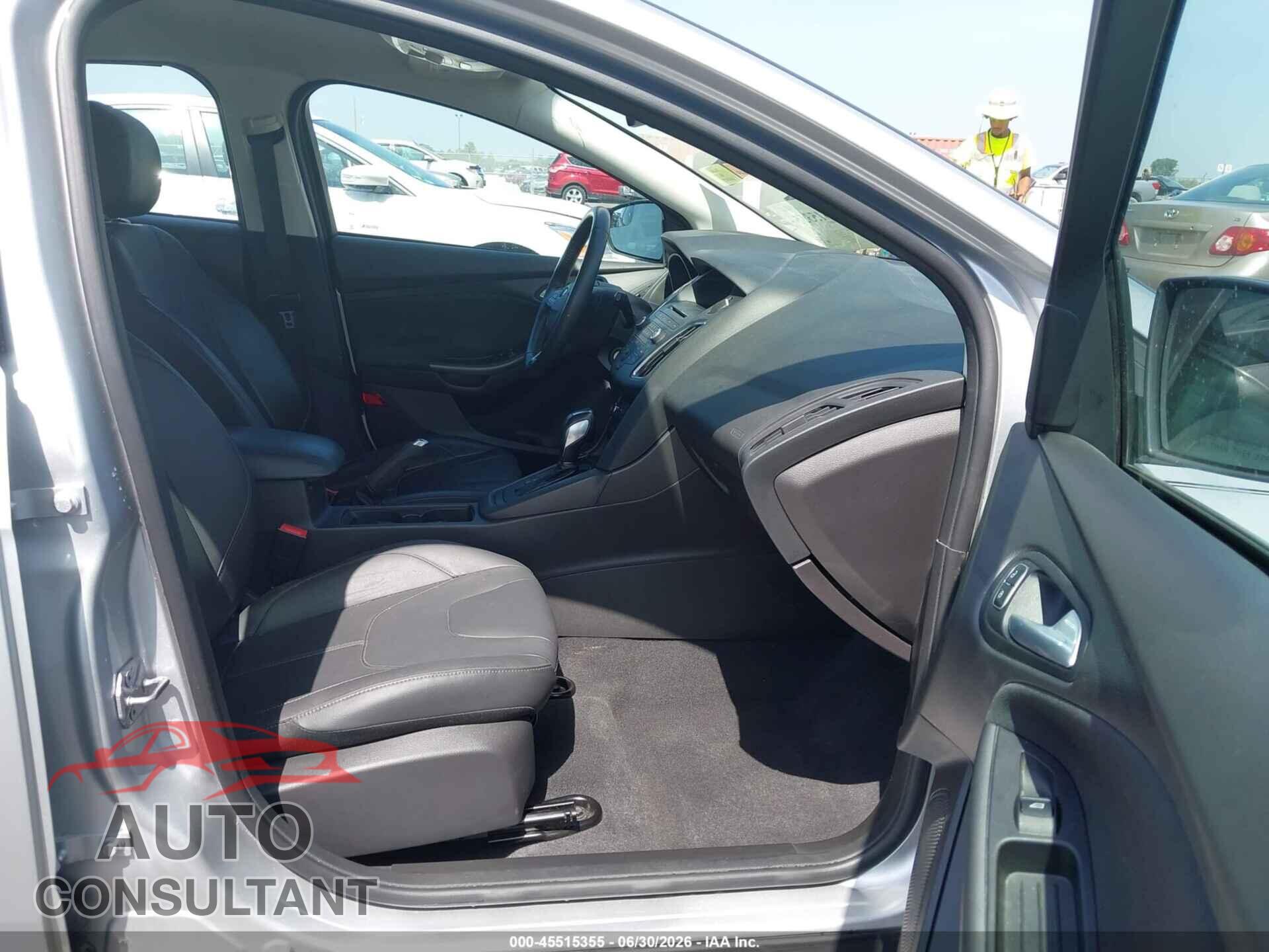 FORD FOCUS 2015 - 1FADP3K21FL240197