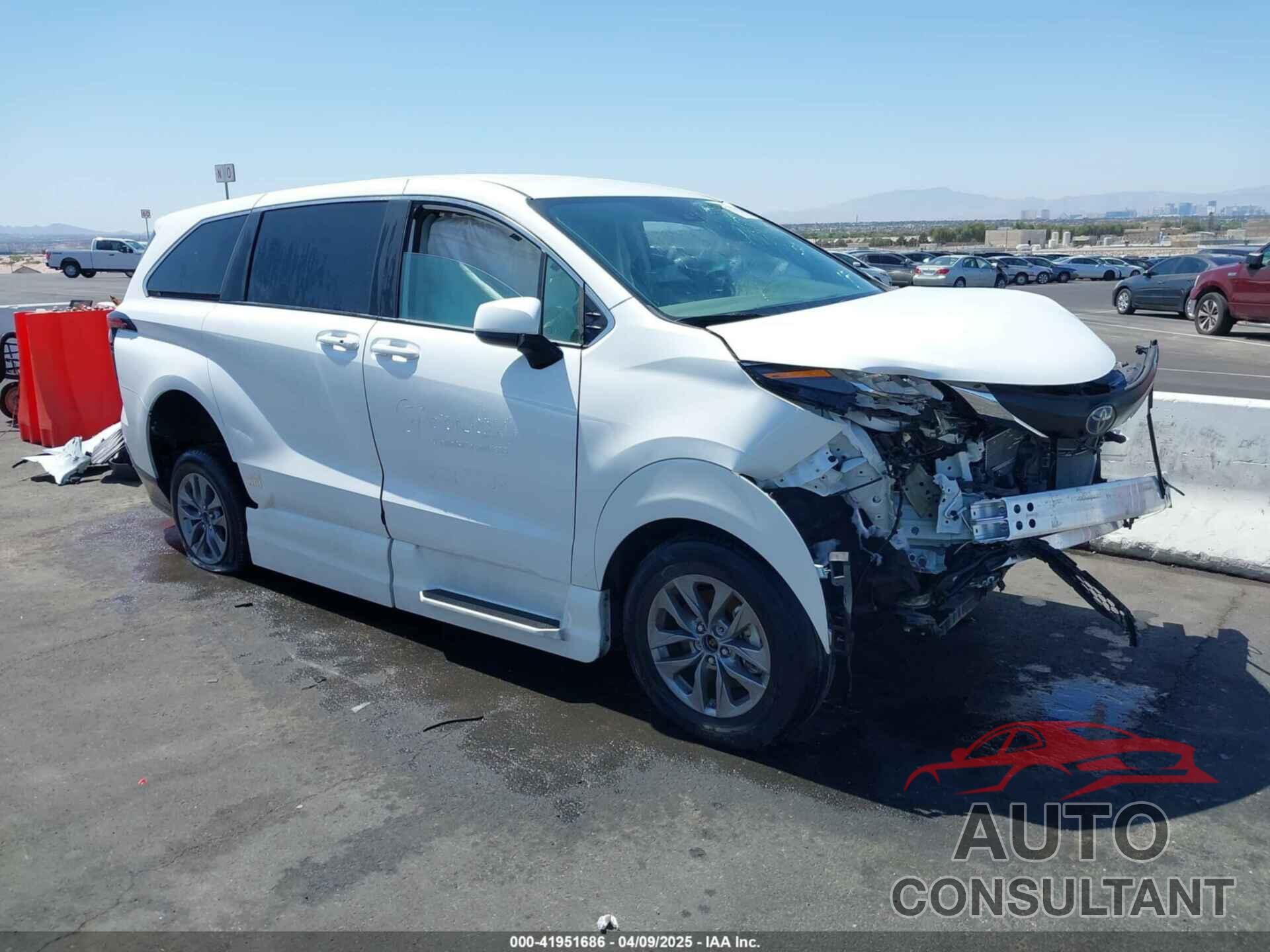 TOYOTA SIENNA 2022 - 5TDKSKFC3NS070984