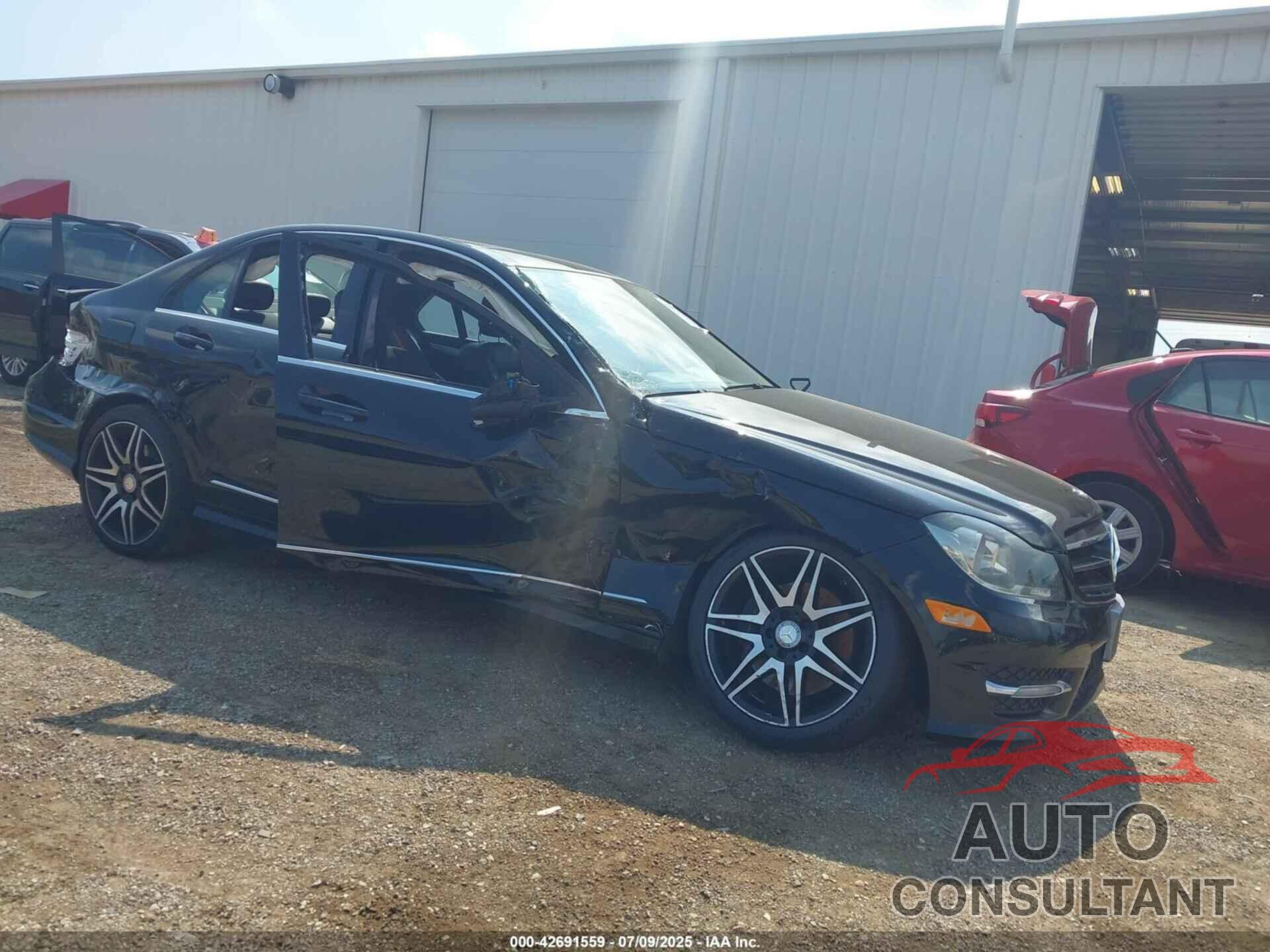 MERCEDES-BENZ C 300 2013 - WDDGF8AB4DR245967