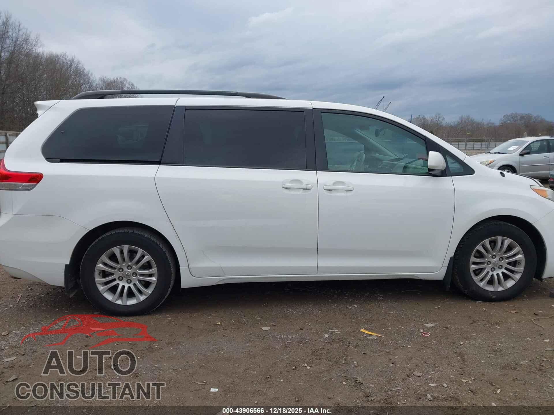 TOYOTA SIENNA 2013 - 5TDYK3DC9DS379750