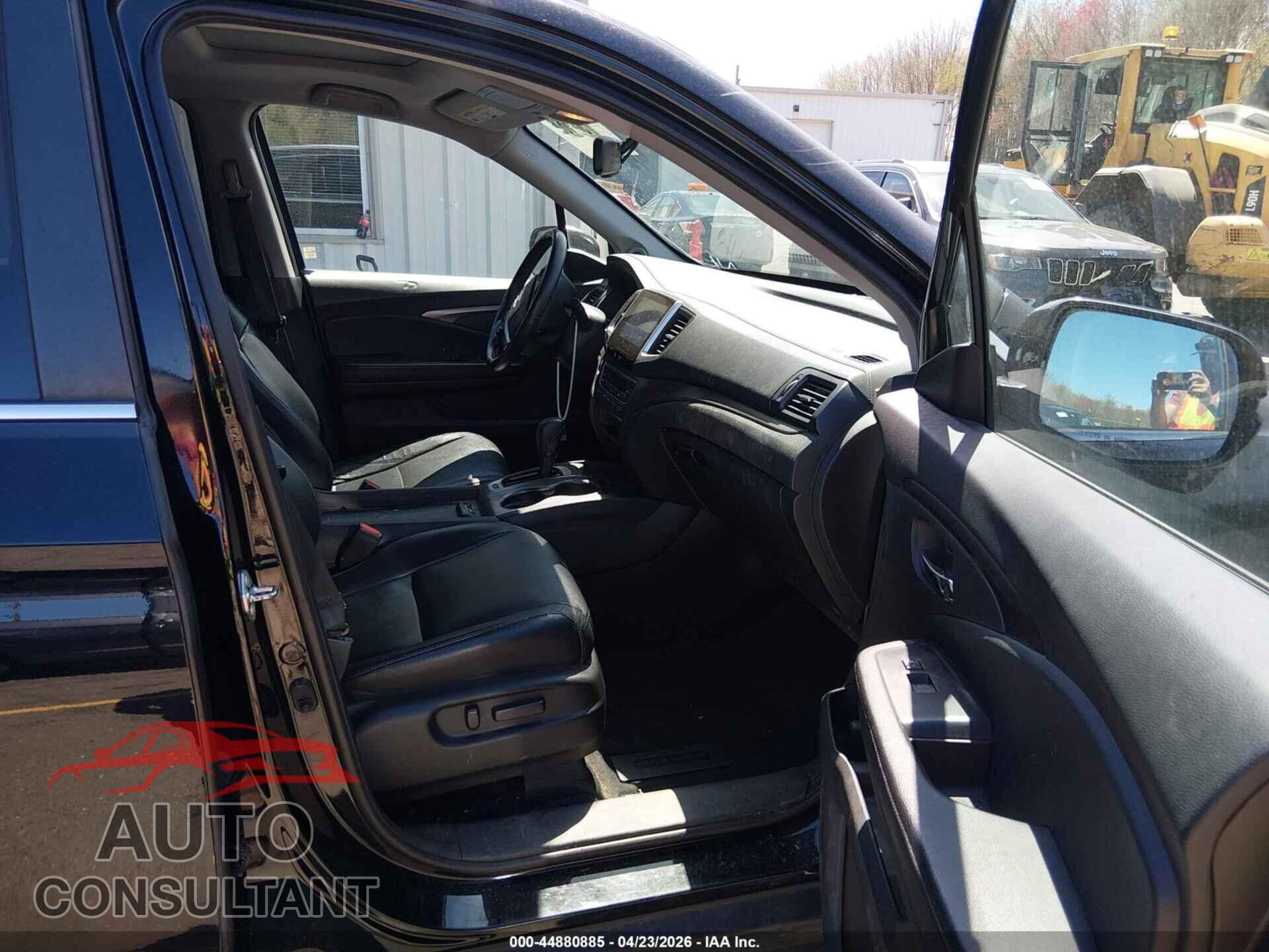 HONDA PILOT 2017 - 5FNYF6H52HB074019