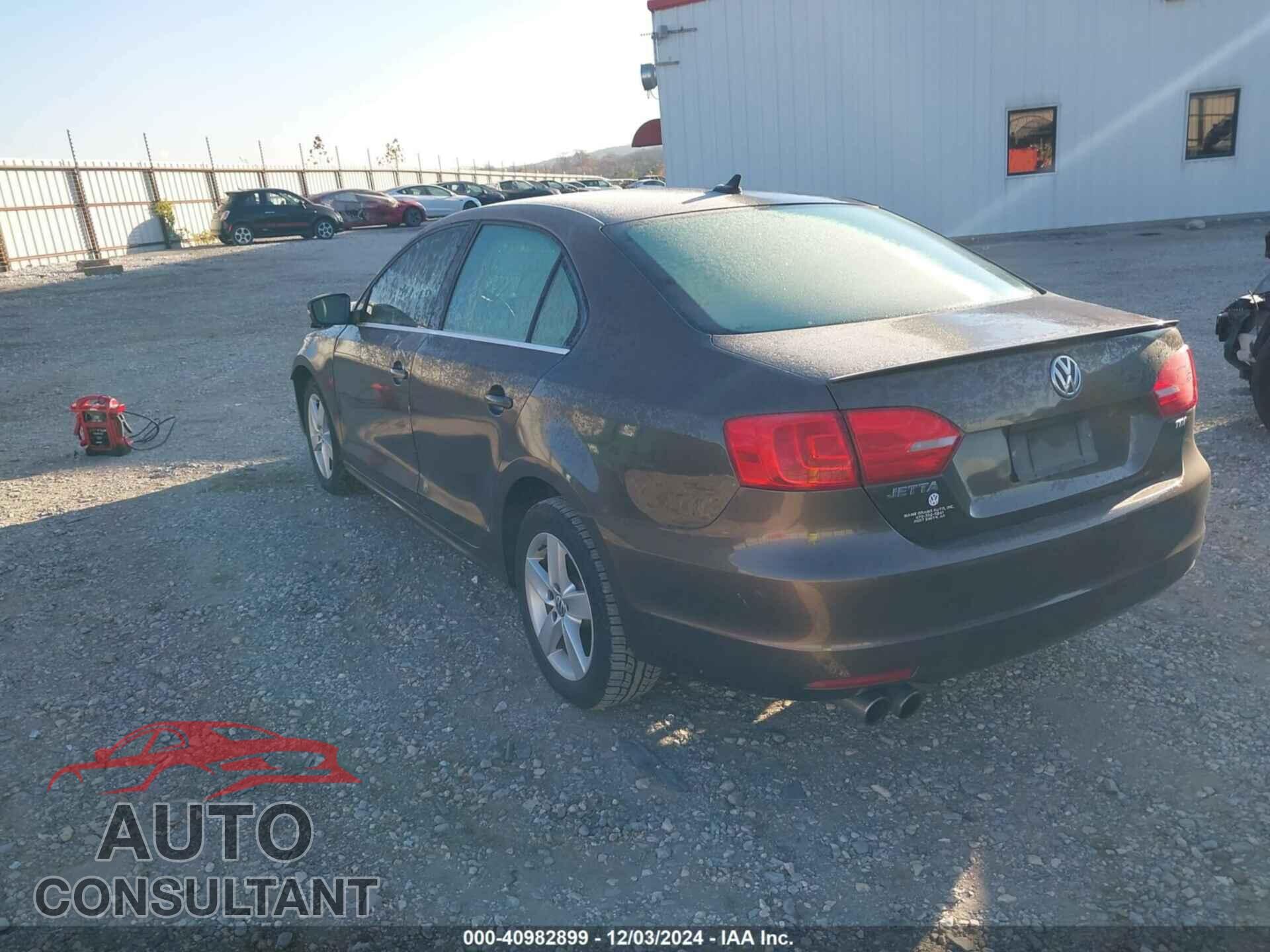 VOLKSWAGEN JETTA 2011 - 3VWLL7AJ4BM130672