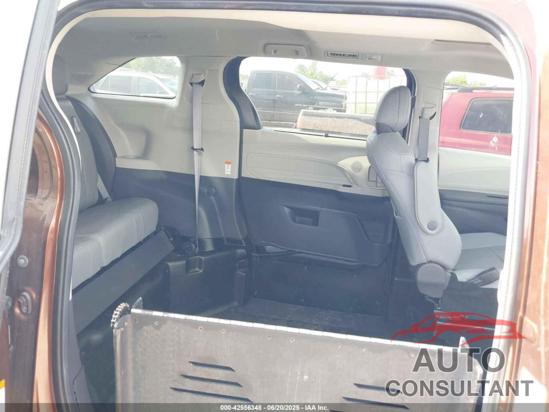 TOYOTA SIENNA 2021 - 5TDJRKEC6MS065866