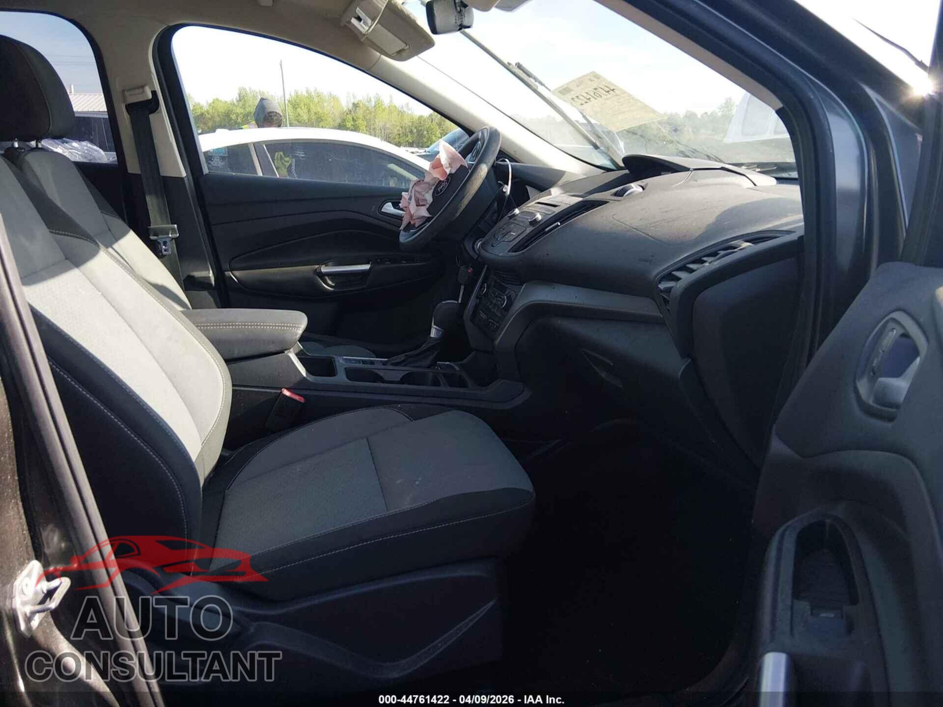 FORD ESCAPE 2017 - 1FMCU9GD0HUD02810