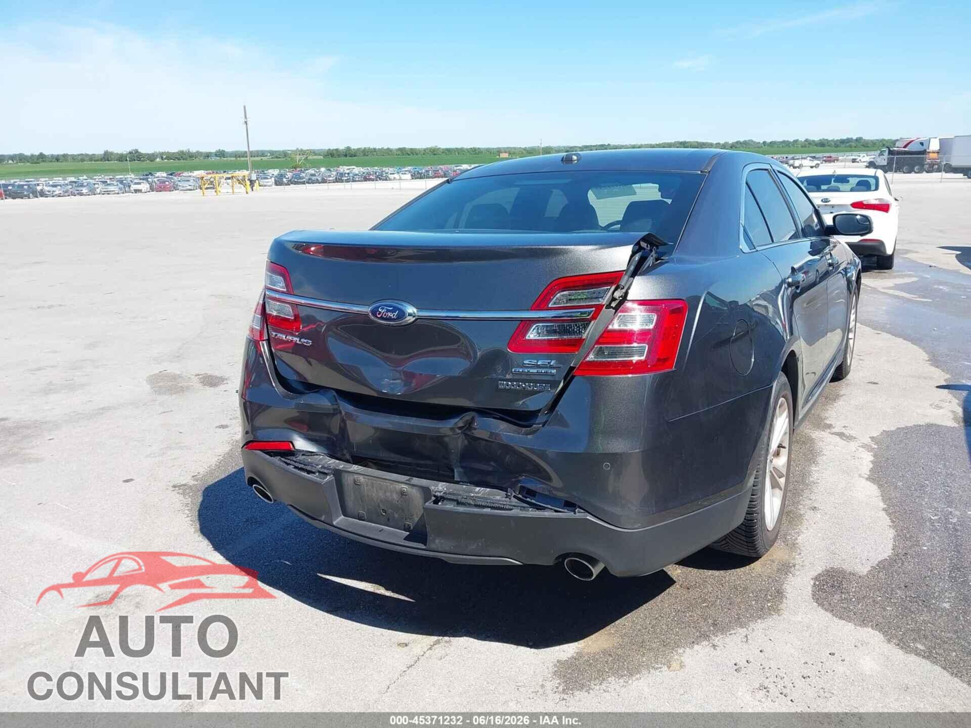 FORD TAURUS 2018 - 1FAHP2E84JG103185