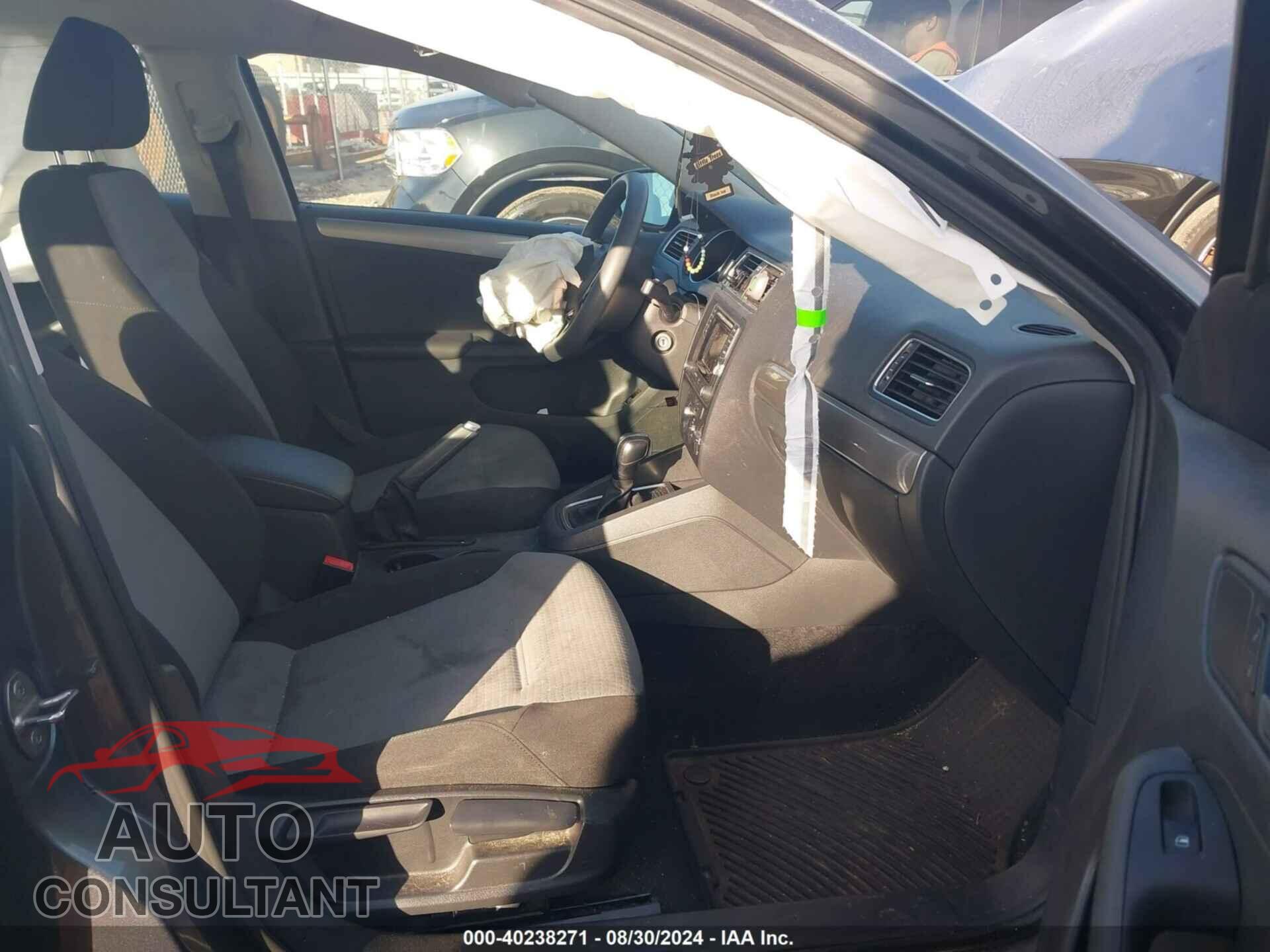 VOLKSWAGEN JETTA 2018 - 3VW2B7AJ7JM246297