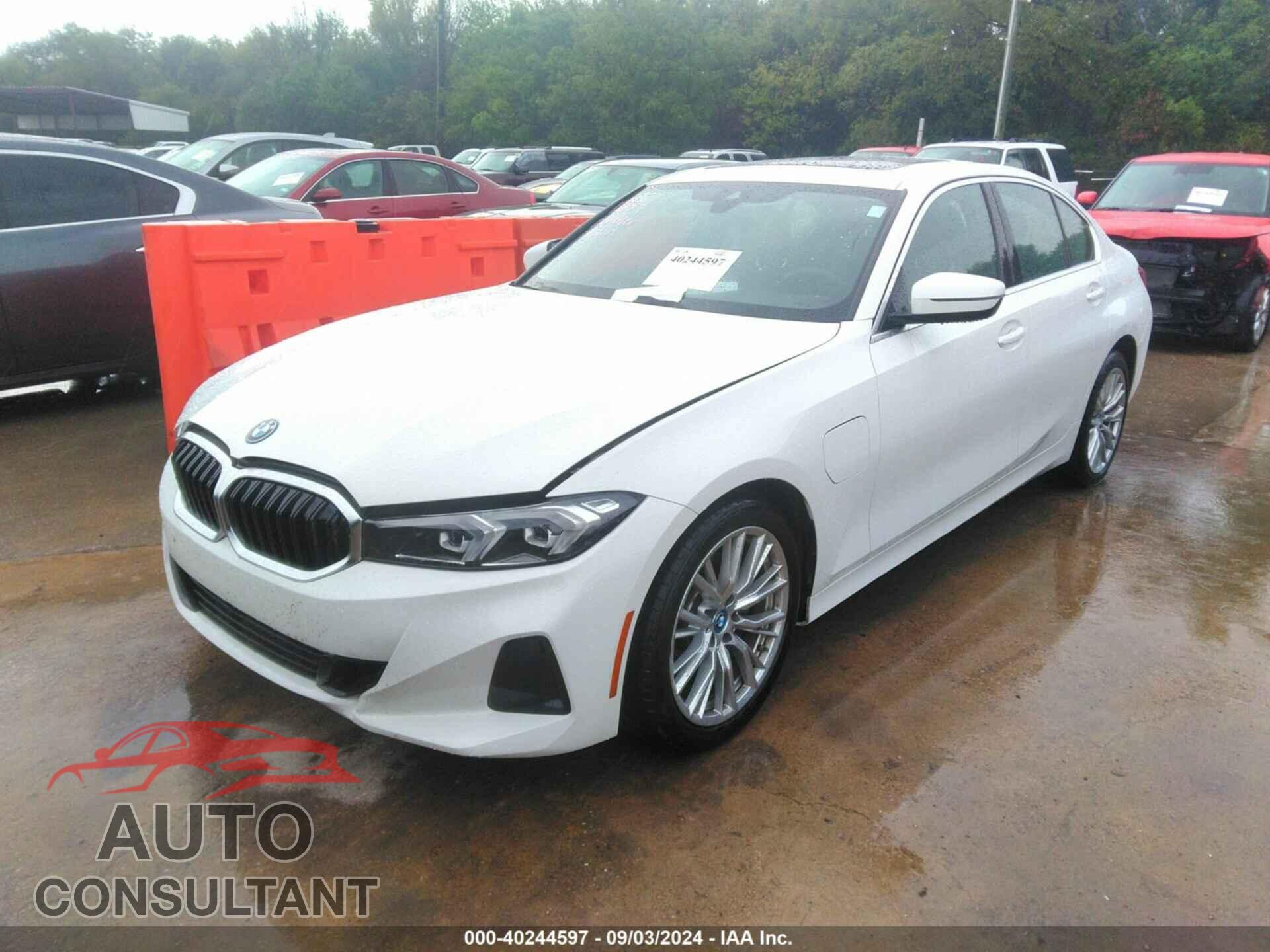 BMW 3 SERIES 2024 - 3MW39FF01R8E10822