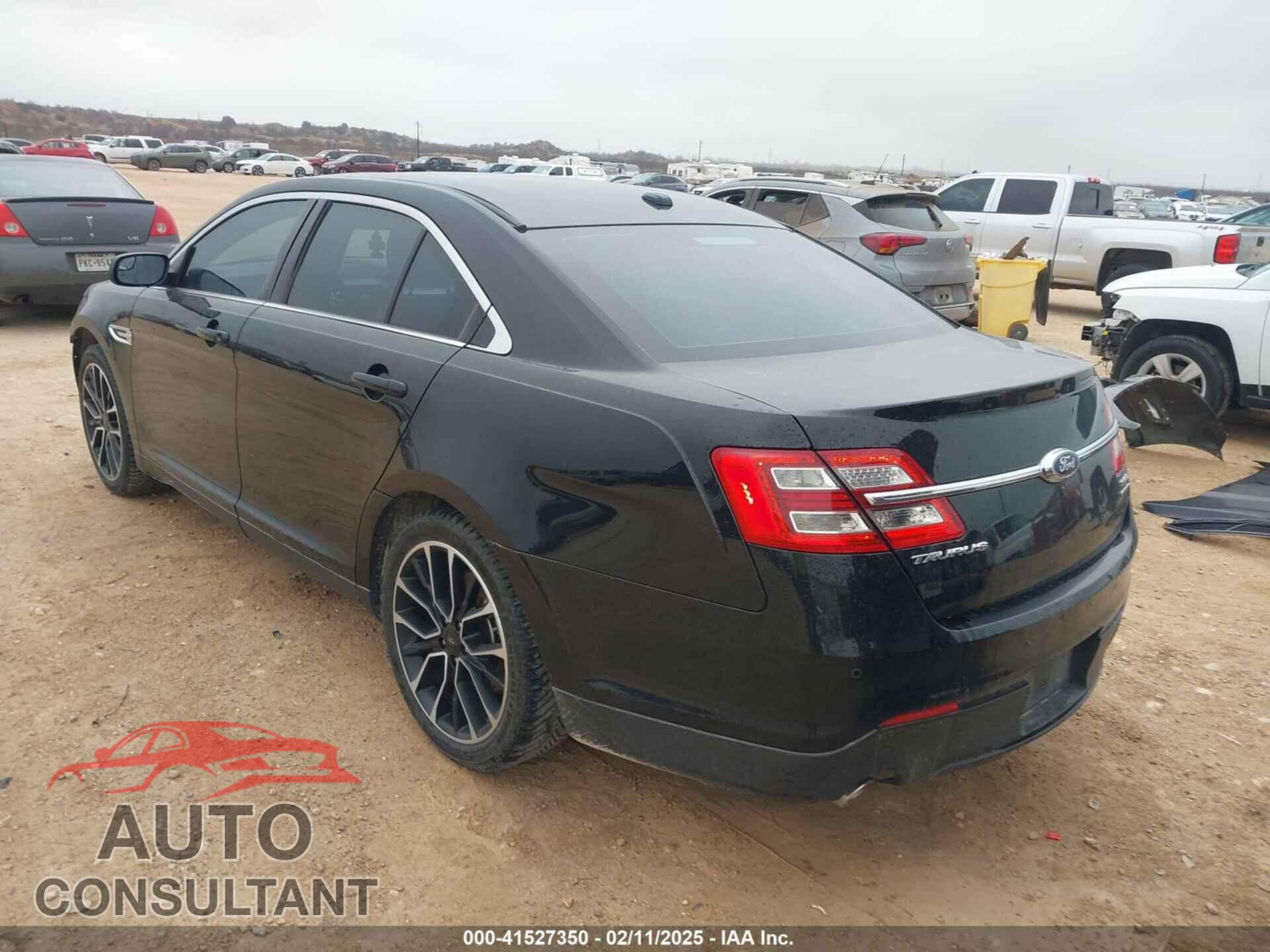 FORD TAURUS 2018 - 1FAHP2E89JG102663