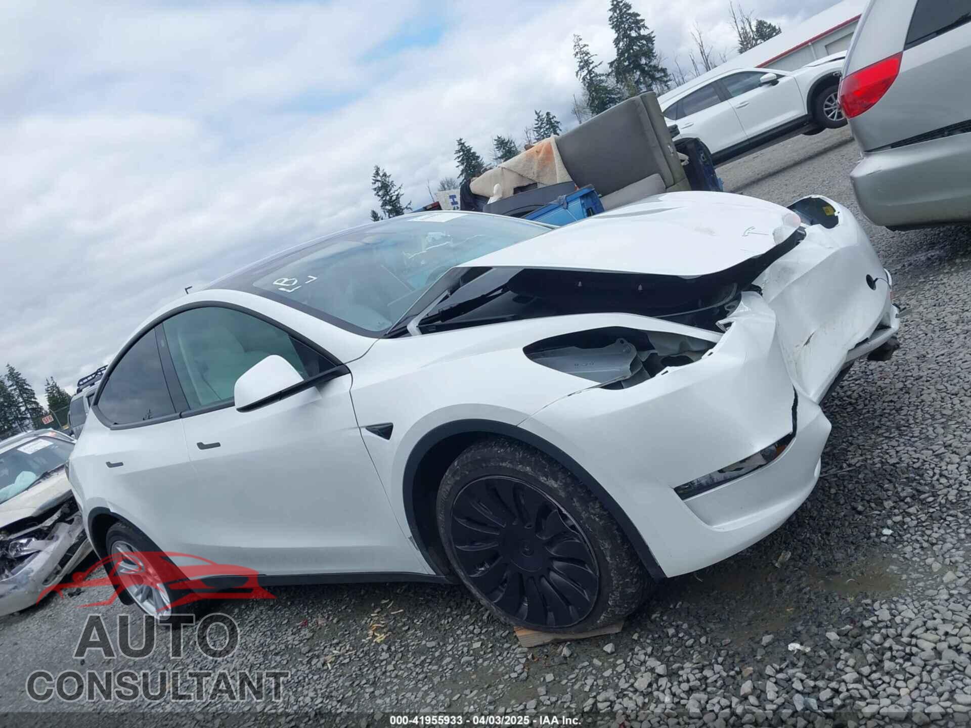 TESLA MODEL Y 2023 - 7SAYGAEEXPF647352