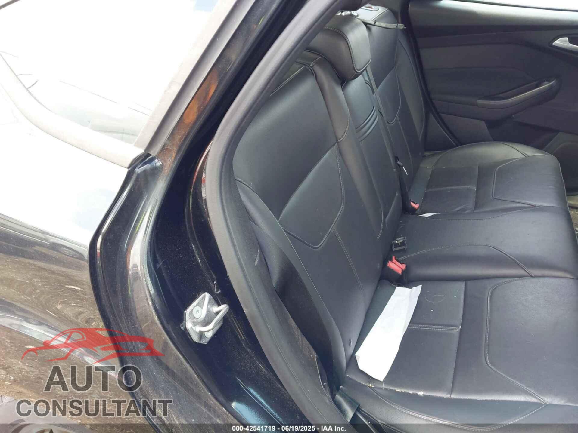 FORD FOCUS 2015 - 1FADP3K25FL245189