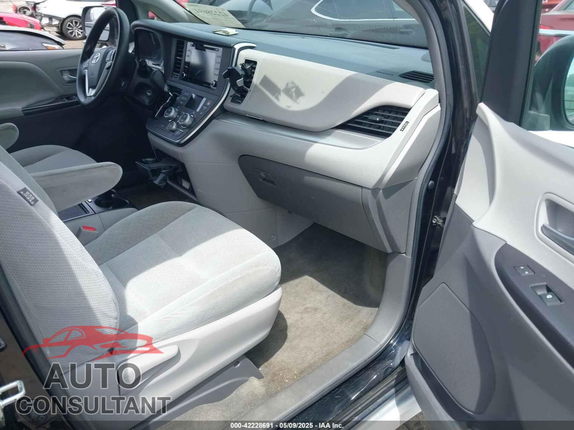 TOYOTA SIENNA 2018 - 5TDKZ3DC6JS909072
