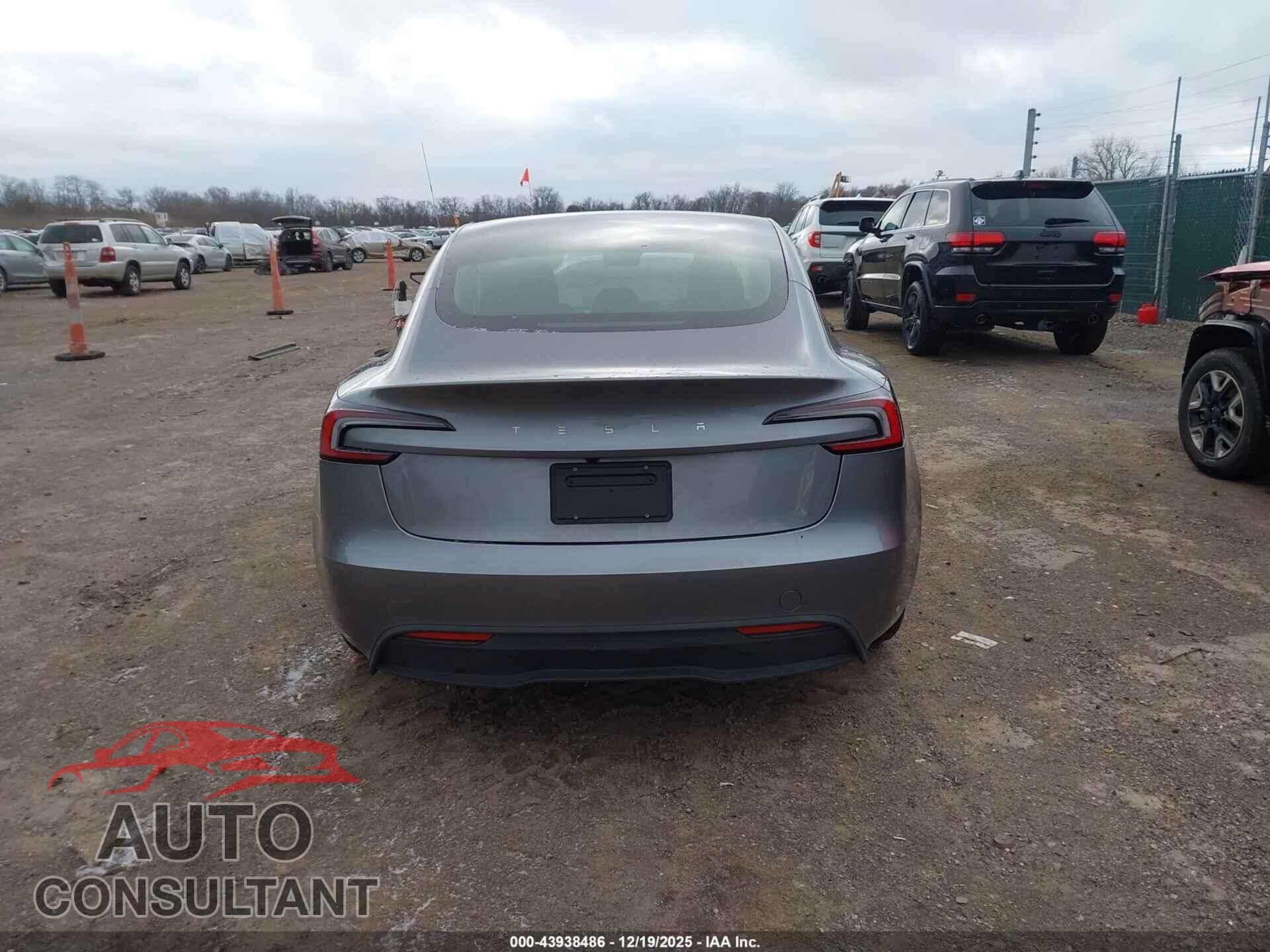 TESLA MODEL 3 2024 - 5YJ3E1EA5RF858780