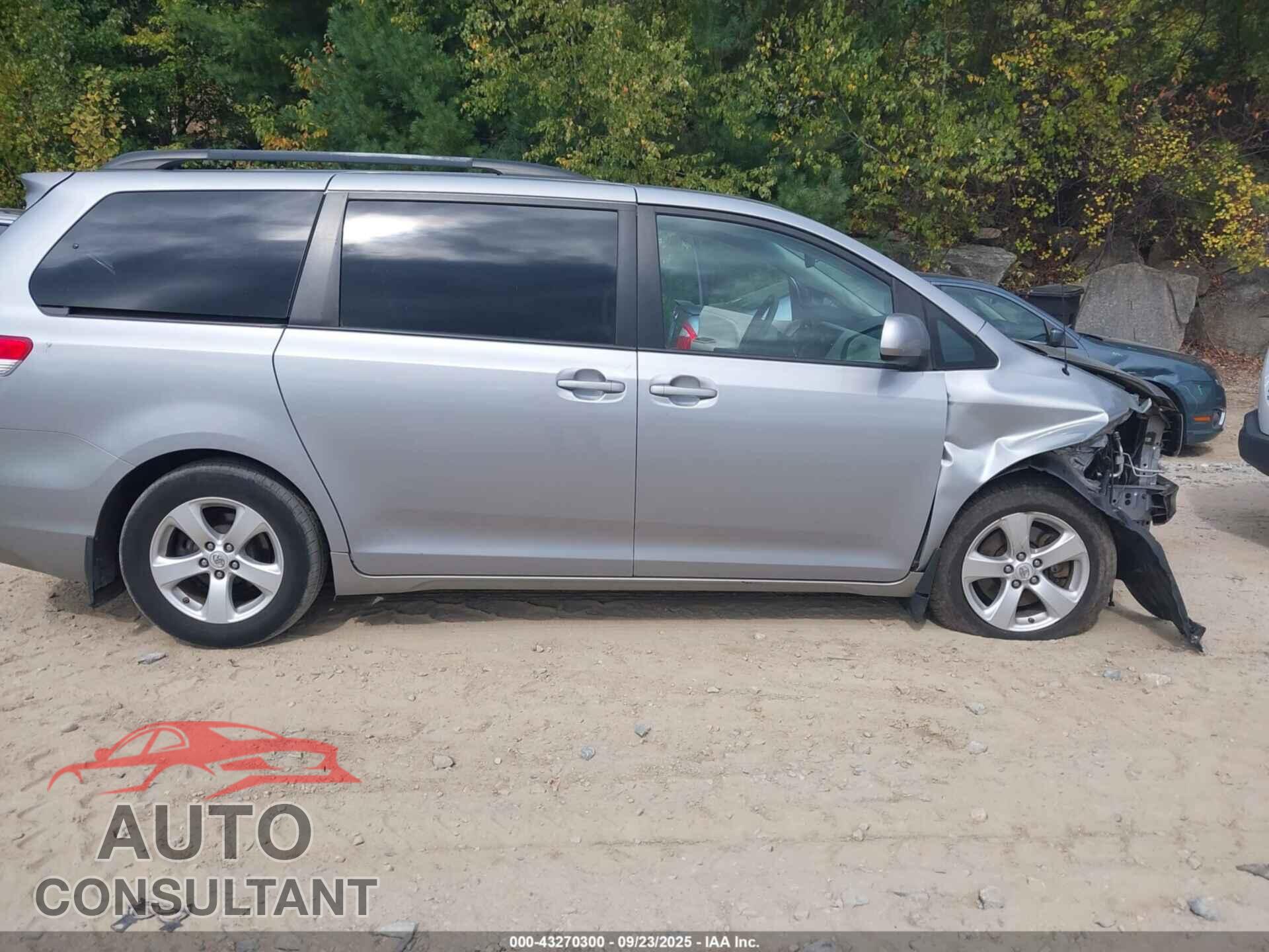 TOYOTA SIENNA 2011 - 5TDKK3DC9BS172830