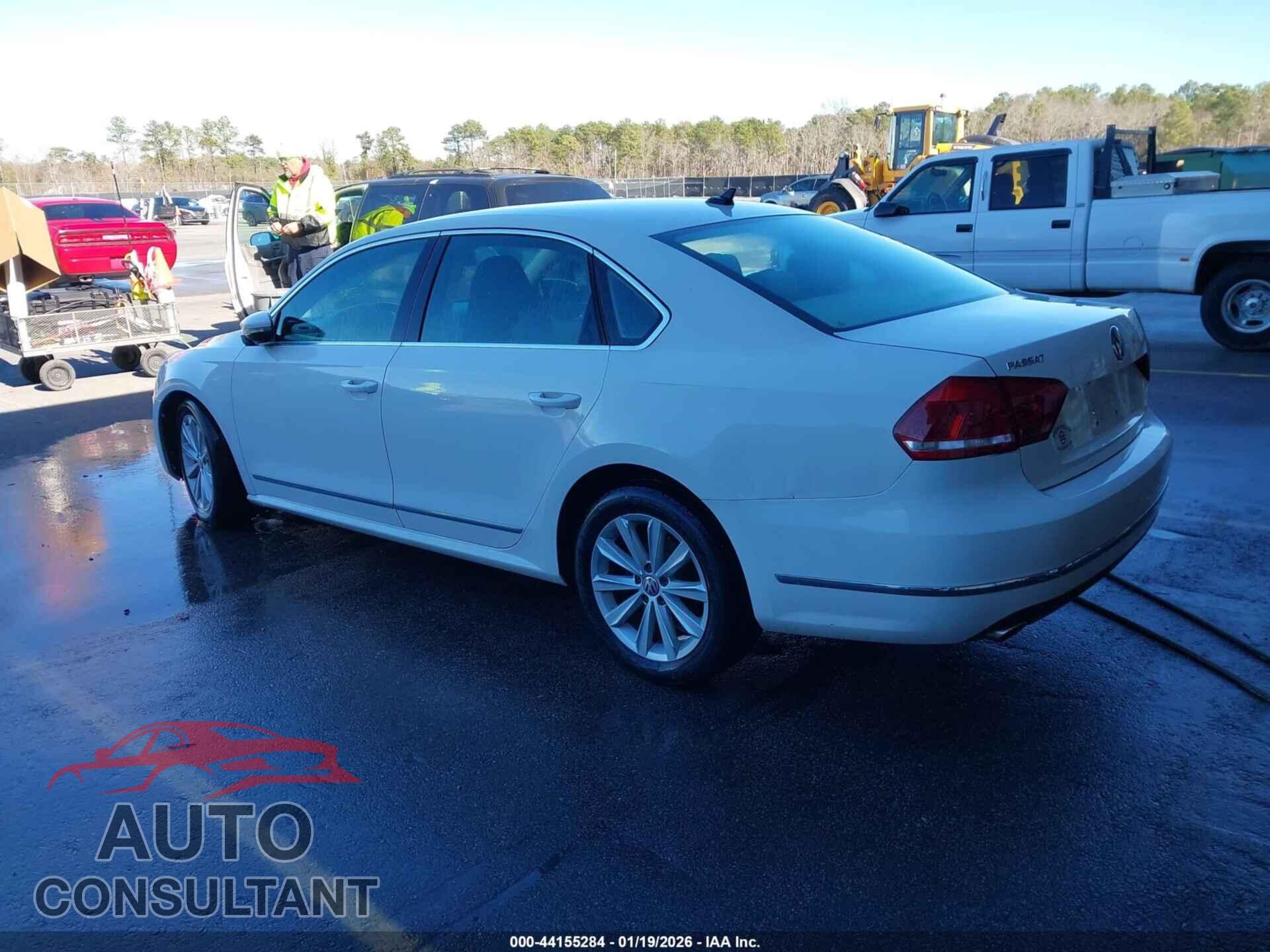 VOLKSWAGEN PASSAT 2012 - 1VWCP7A38CC064121