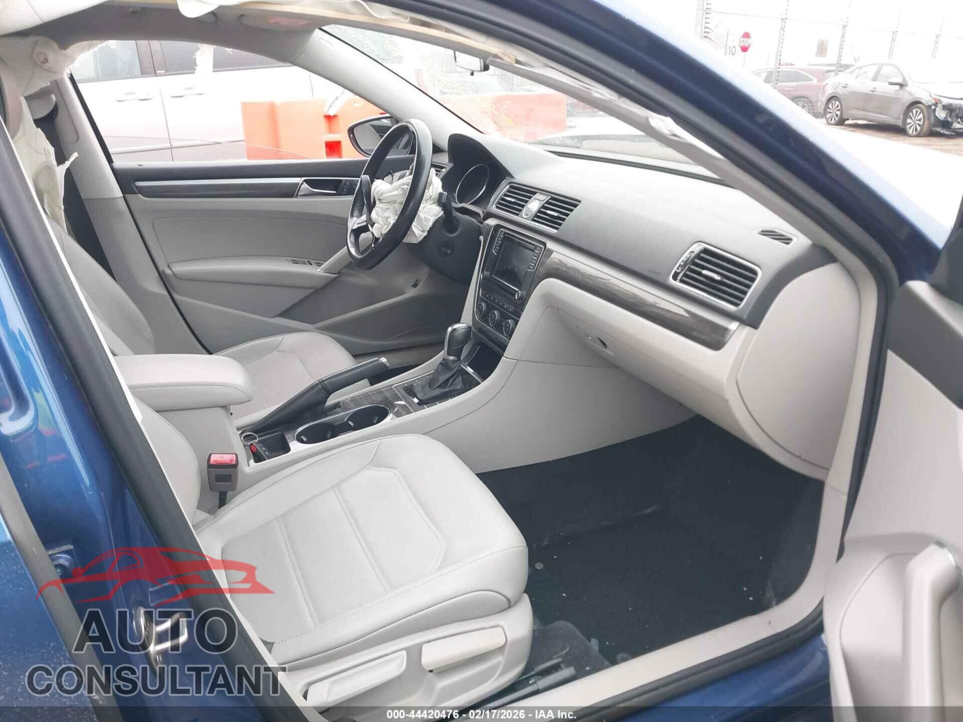 VOLKSWAGEN PASSAT 2017 - 1VWBT7A33HC048844