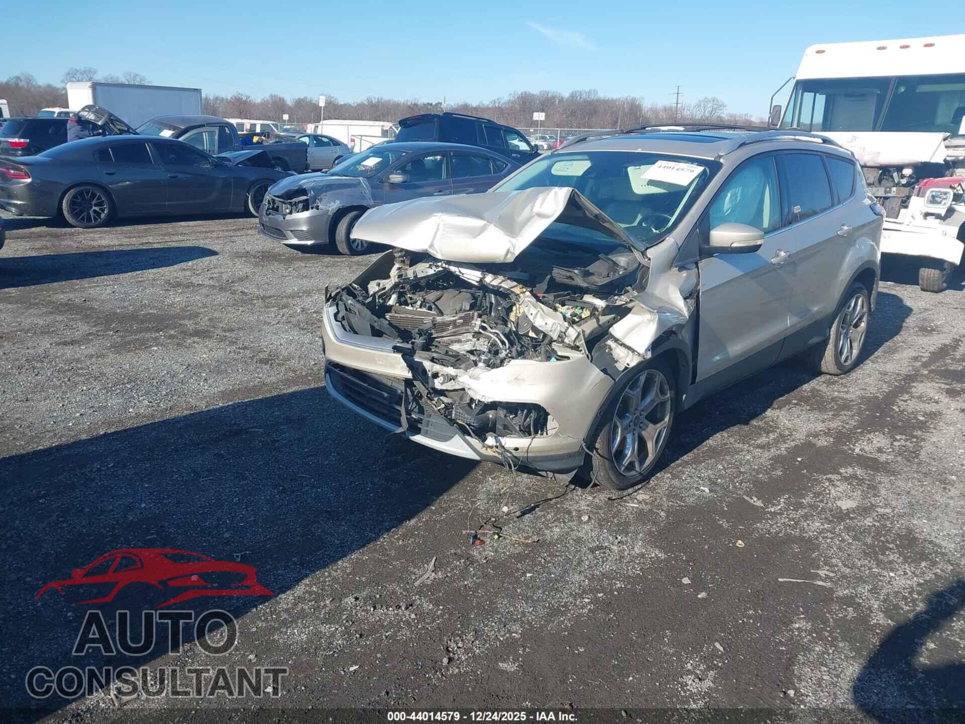 FORD ESCAPE 2017 - 1FMCU0J90HUC42463
