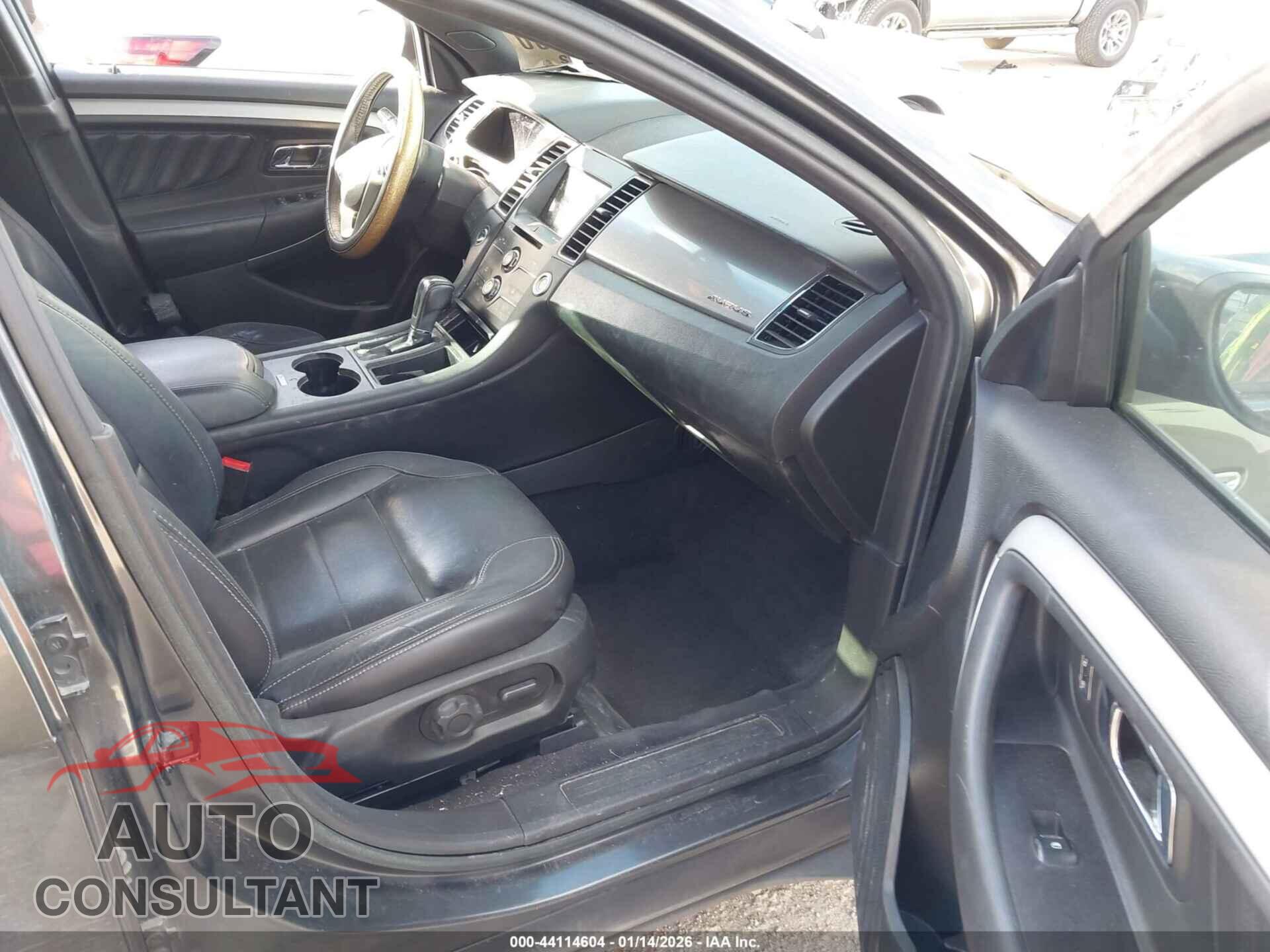 FORD TAURUS 2018 - 1FAHP2E86JG113975