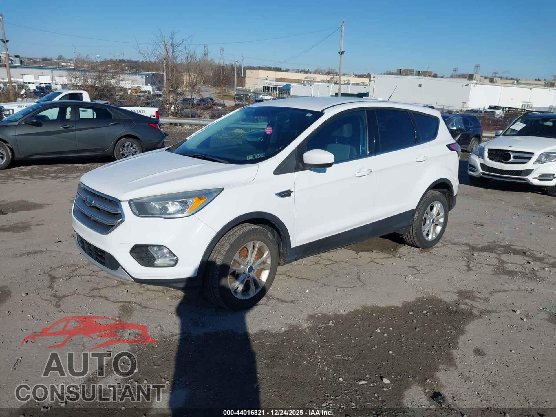FORD ESCAPE 2017 - 1FMCU9GD8HUC97355