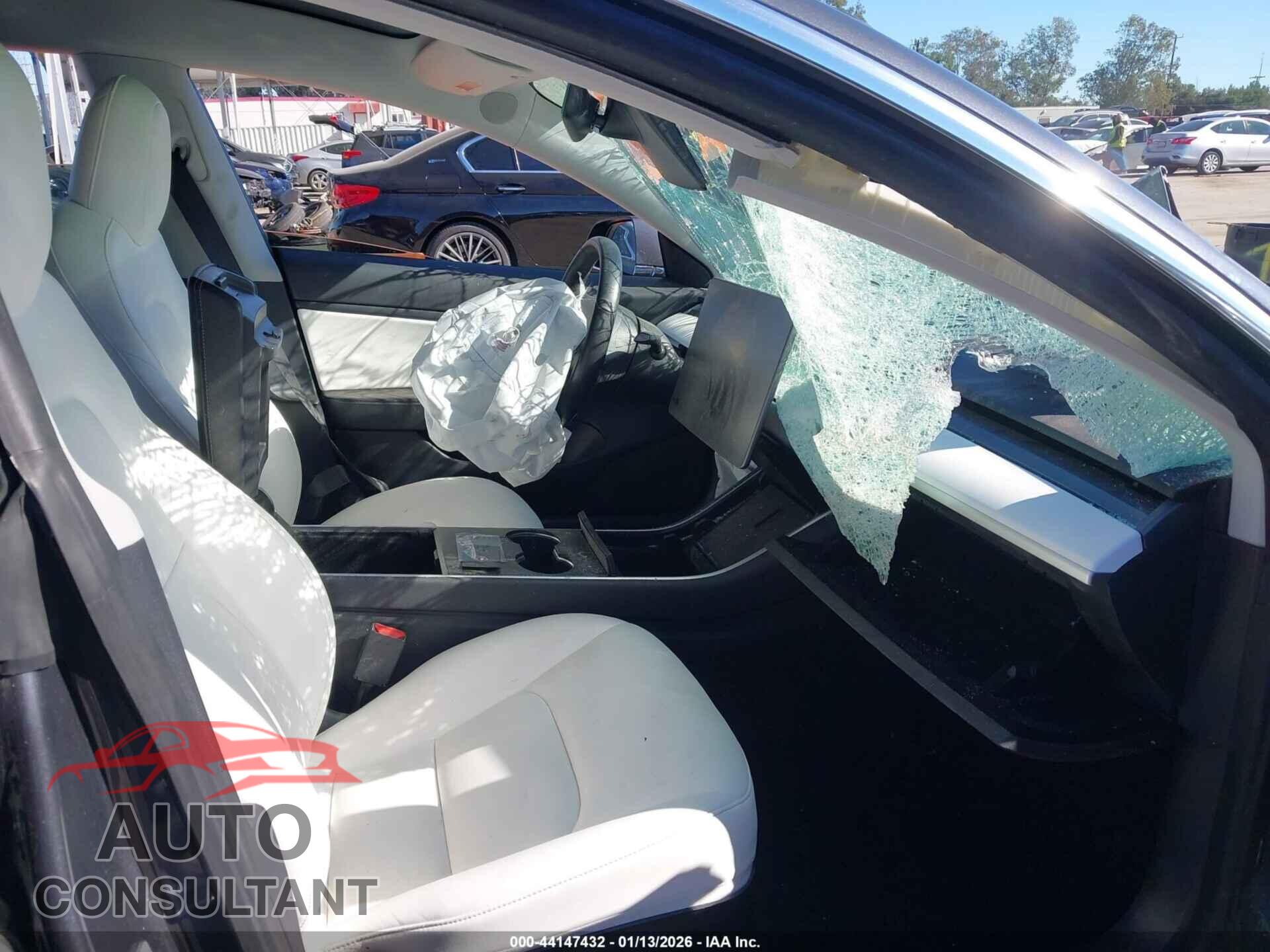 TESLA MODEL 3 2019 - 5YJ3E1EB6KF195279
