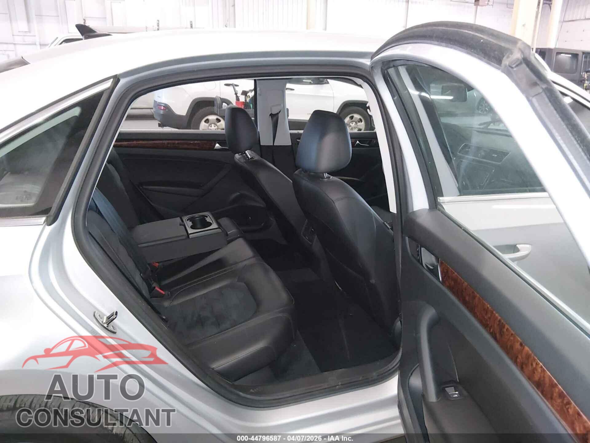 VOLKSWAGEN PASSAT 2013 - 1VWCM7A31DC082552