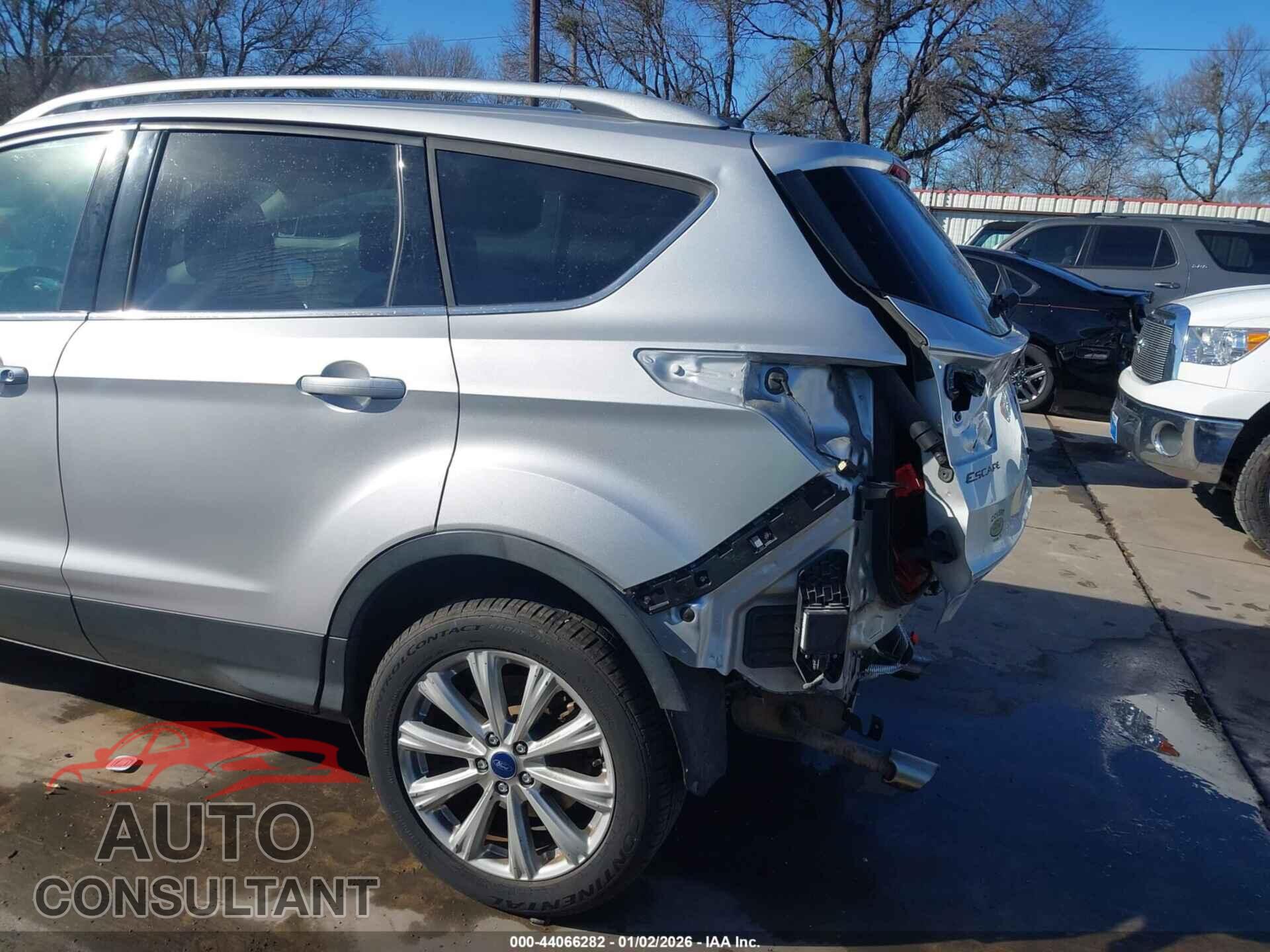 FORD ESCAPE 2017 - 1FMCU0JD8HUB60162