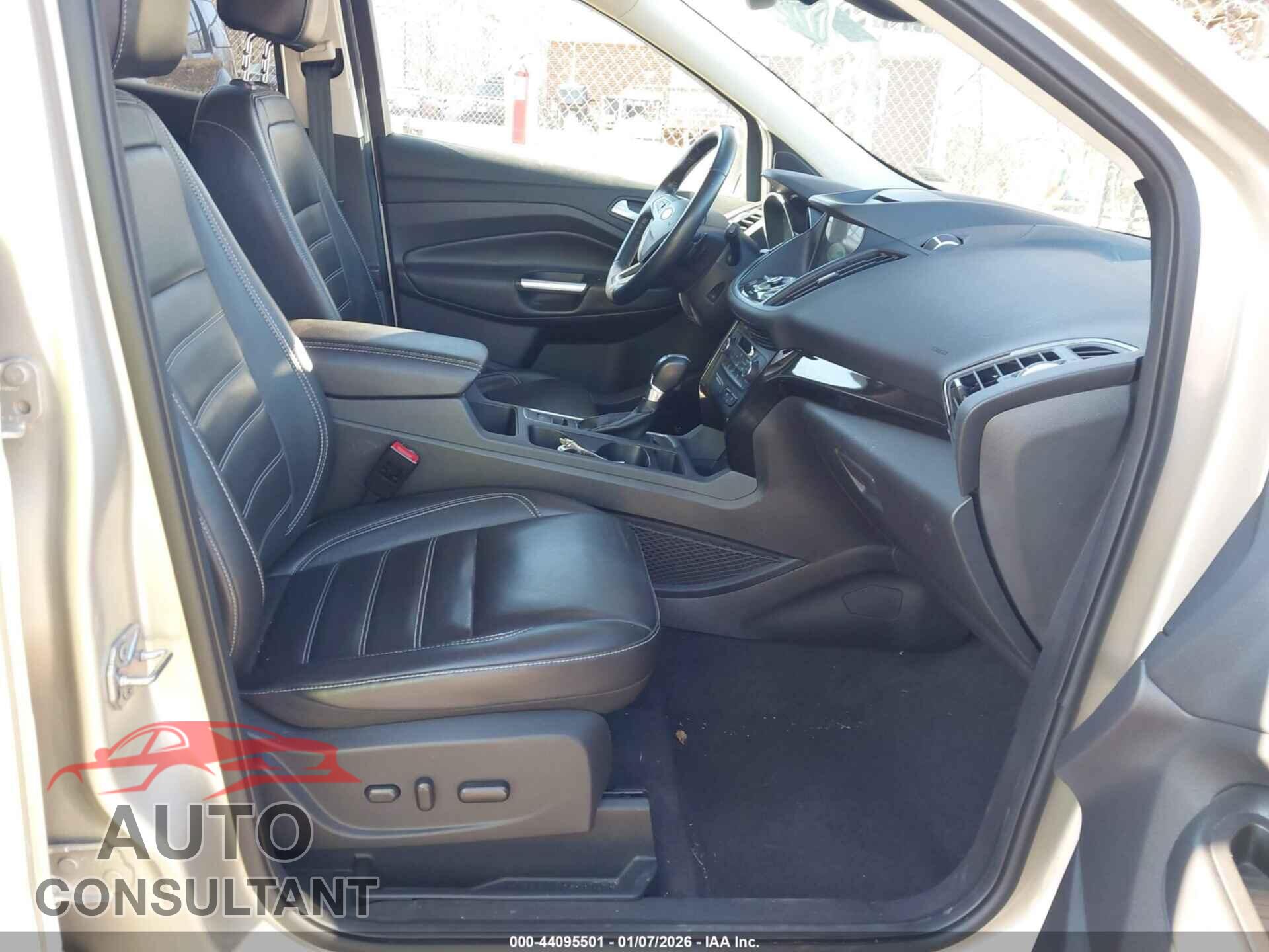 FORD ESCAPE 2017 - 1FMCU9JD2HUC60956