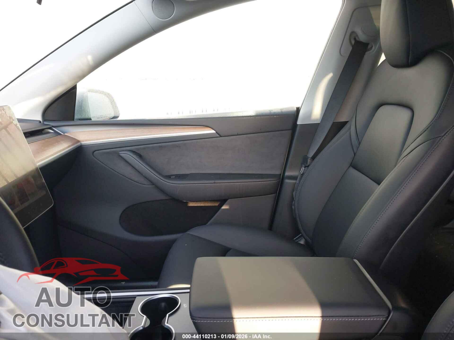 TESLA MODEL Y 2025 - 7SAYGDEE7SA366245