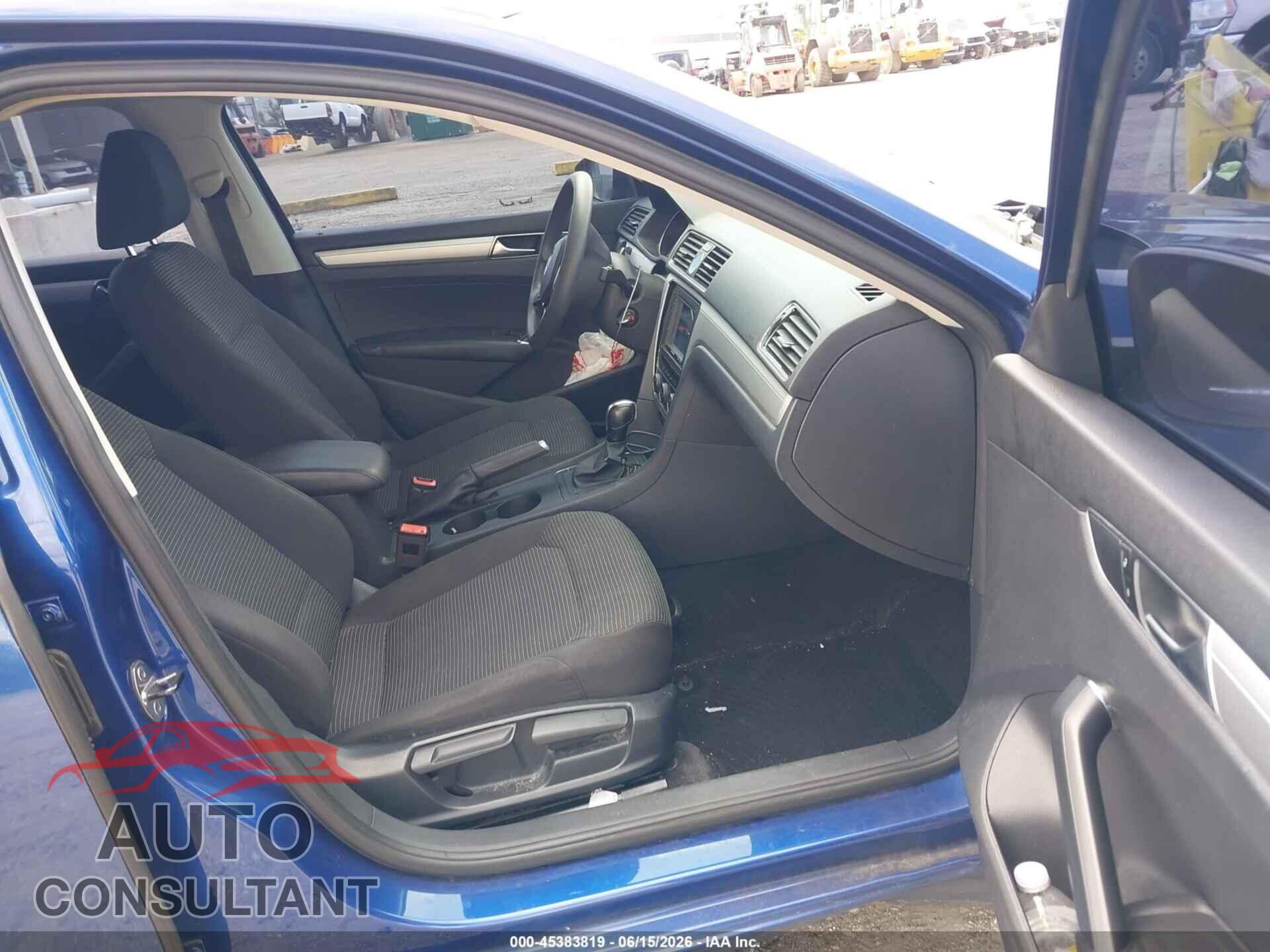 VOLKSWAGEN PASSAT 2017 - 1VWAT7A36HC075290