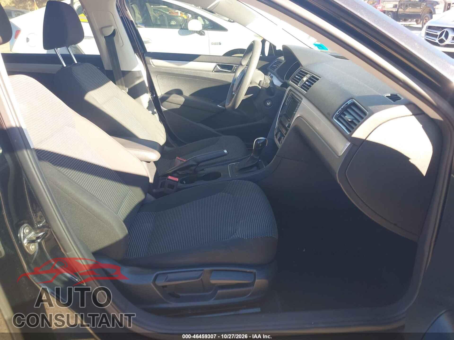 VOLKSWAGEN PASSAT 2017 - 1VWAT7A32HC055652