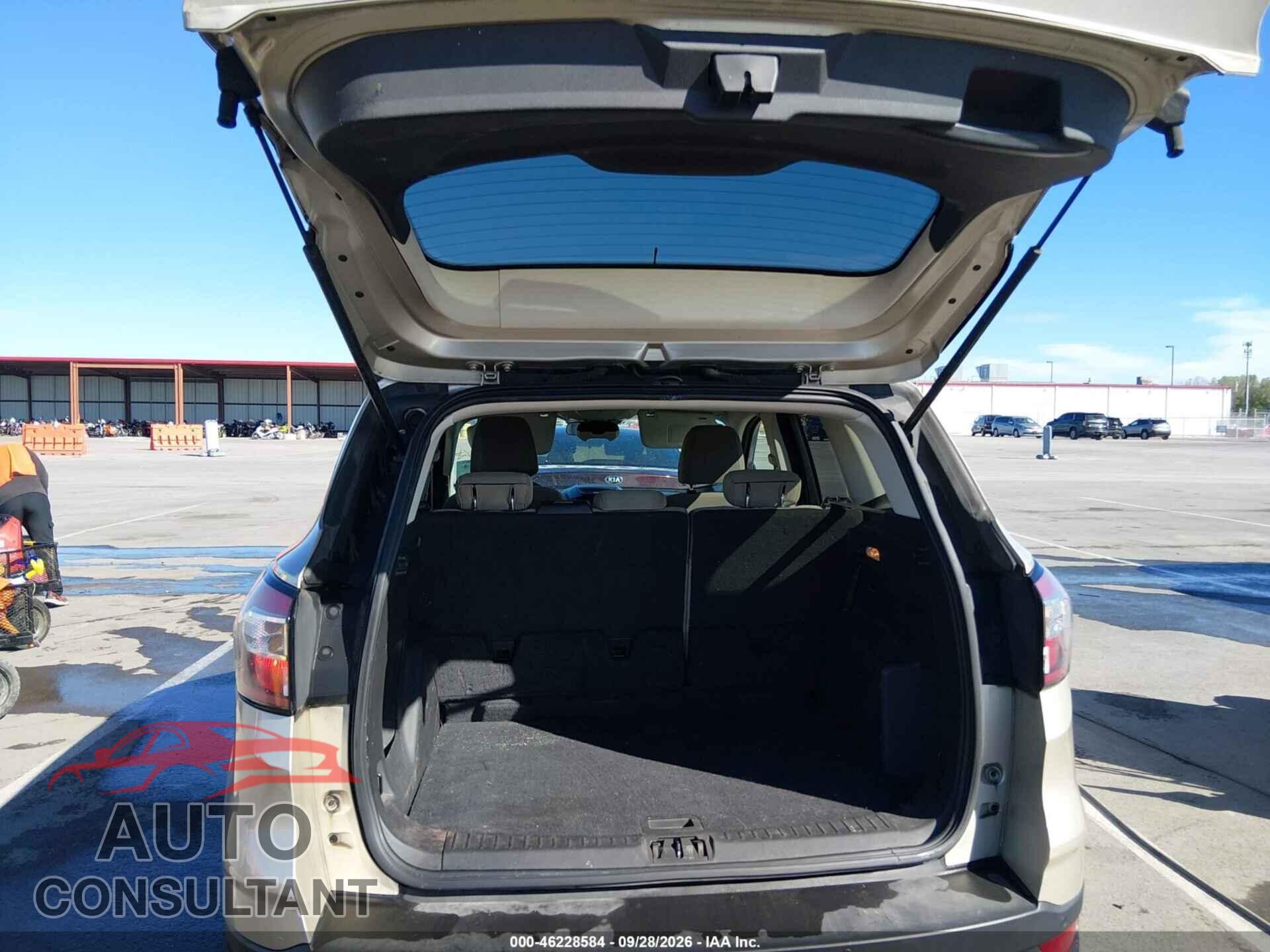 FORD ESCAPE 2017 - 1FMCU0GD7HUC64262