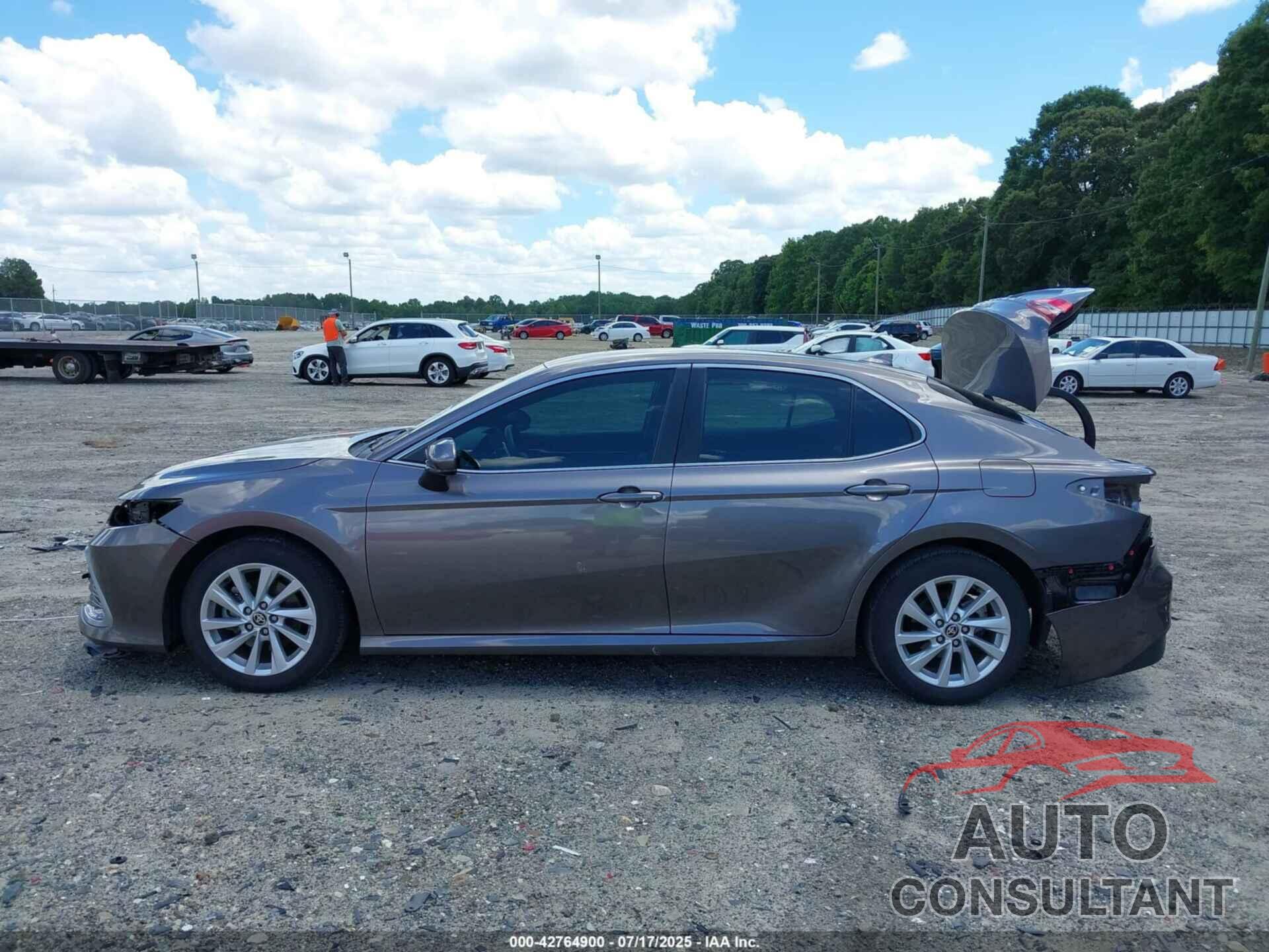 TOYOTA CAMRY 2022 - 4T1C11AK5NU644119