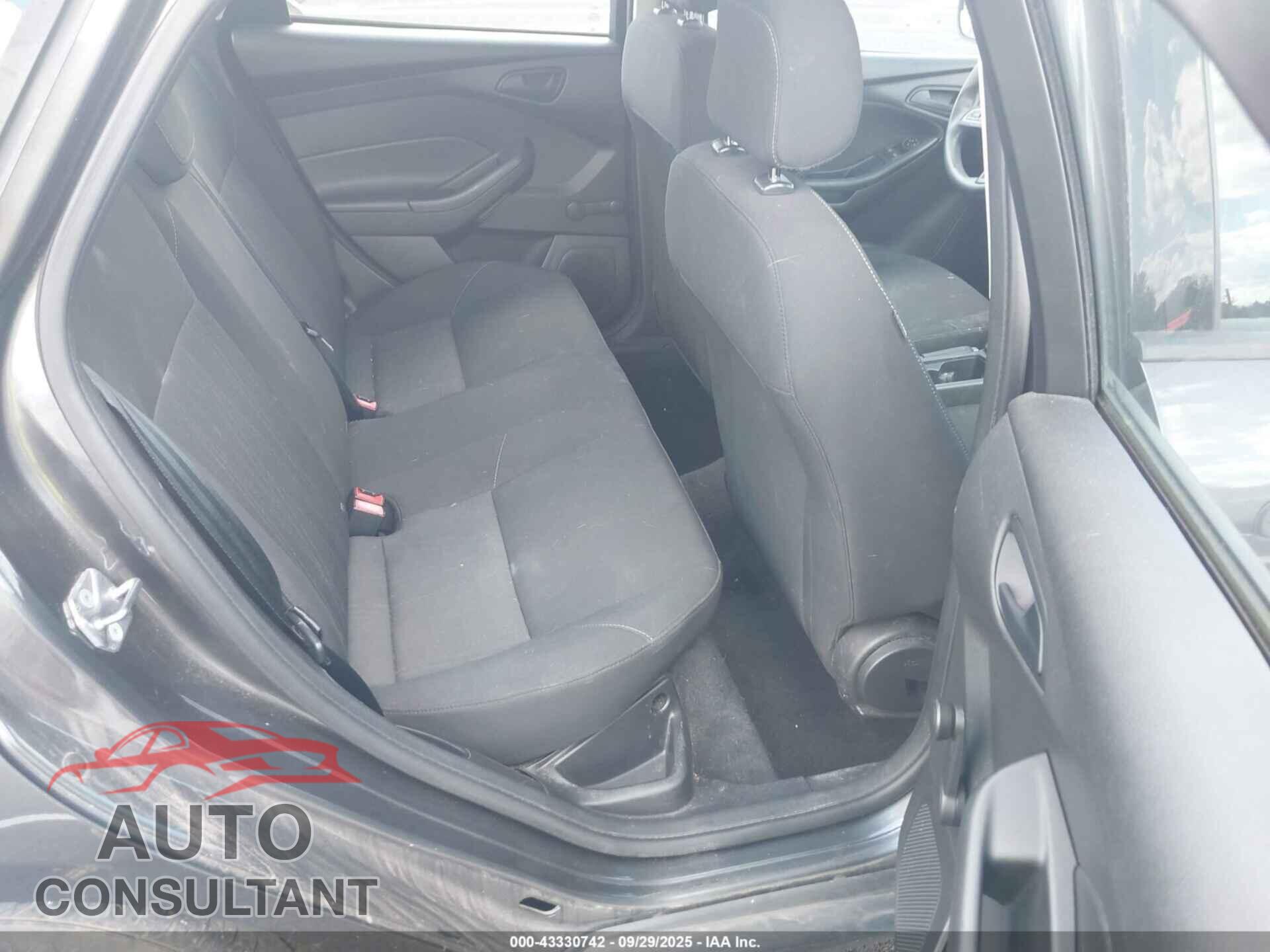 FORD FOCUS 2015 - 1FADP3E25FL312871